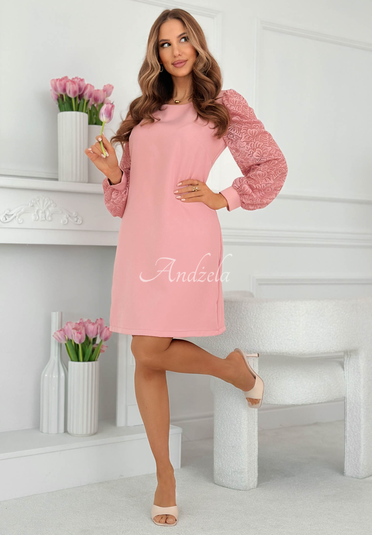 Sukienka z koronkowymi rękawami Daniela pudrowy róż