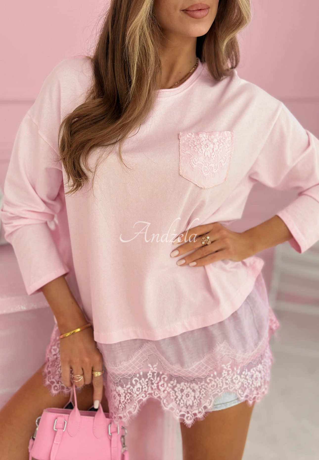 Bawełniana bluzka z asymetryczną koronką Lovely Choices pudrowy róż