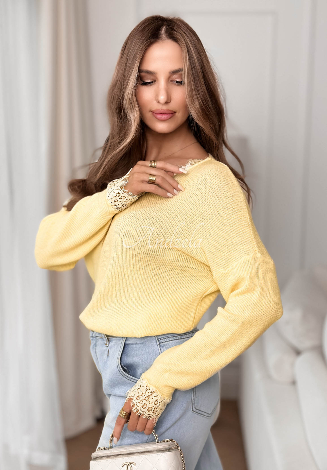 Lekki sweter z wiskozy z koronką Till April żółty