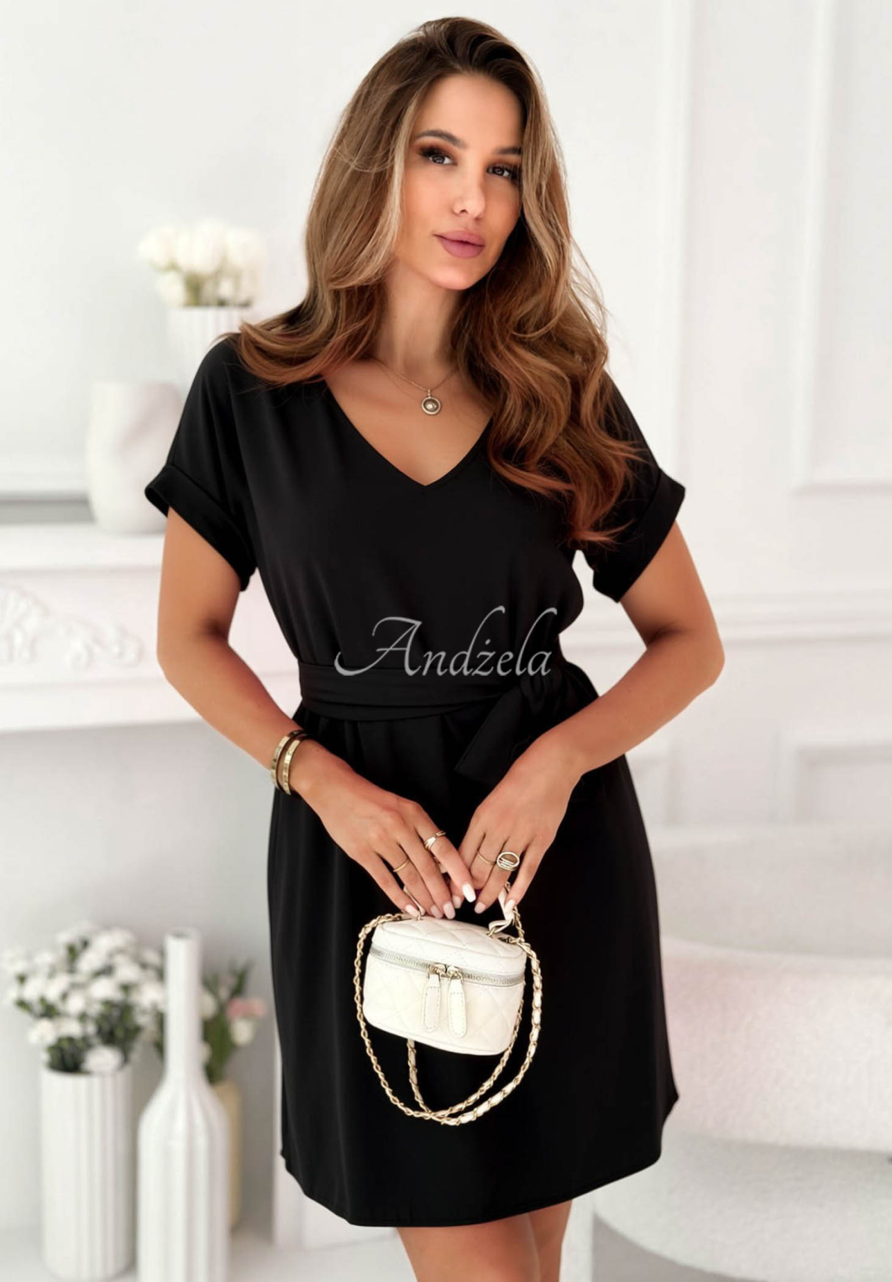 Sukienka mini z kwiatem i wiskozą Petal Romance czarna