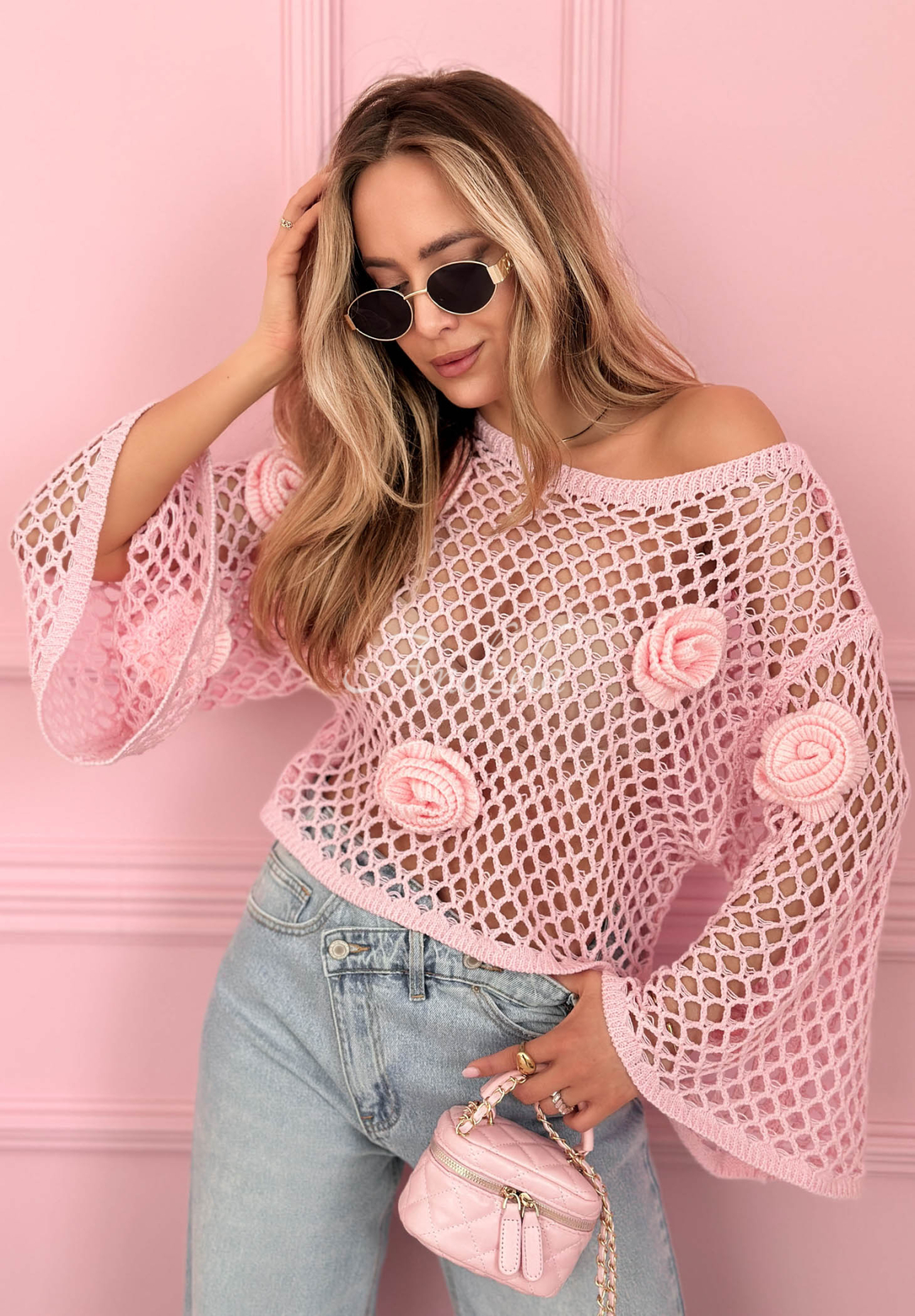Krótki ażurowy sweter z różami Summer Rose różowy
