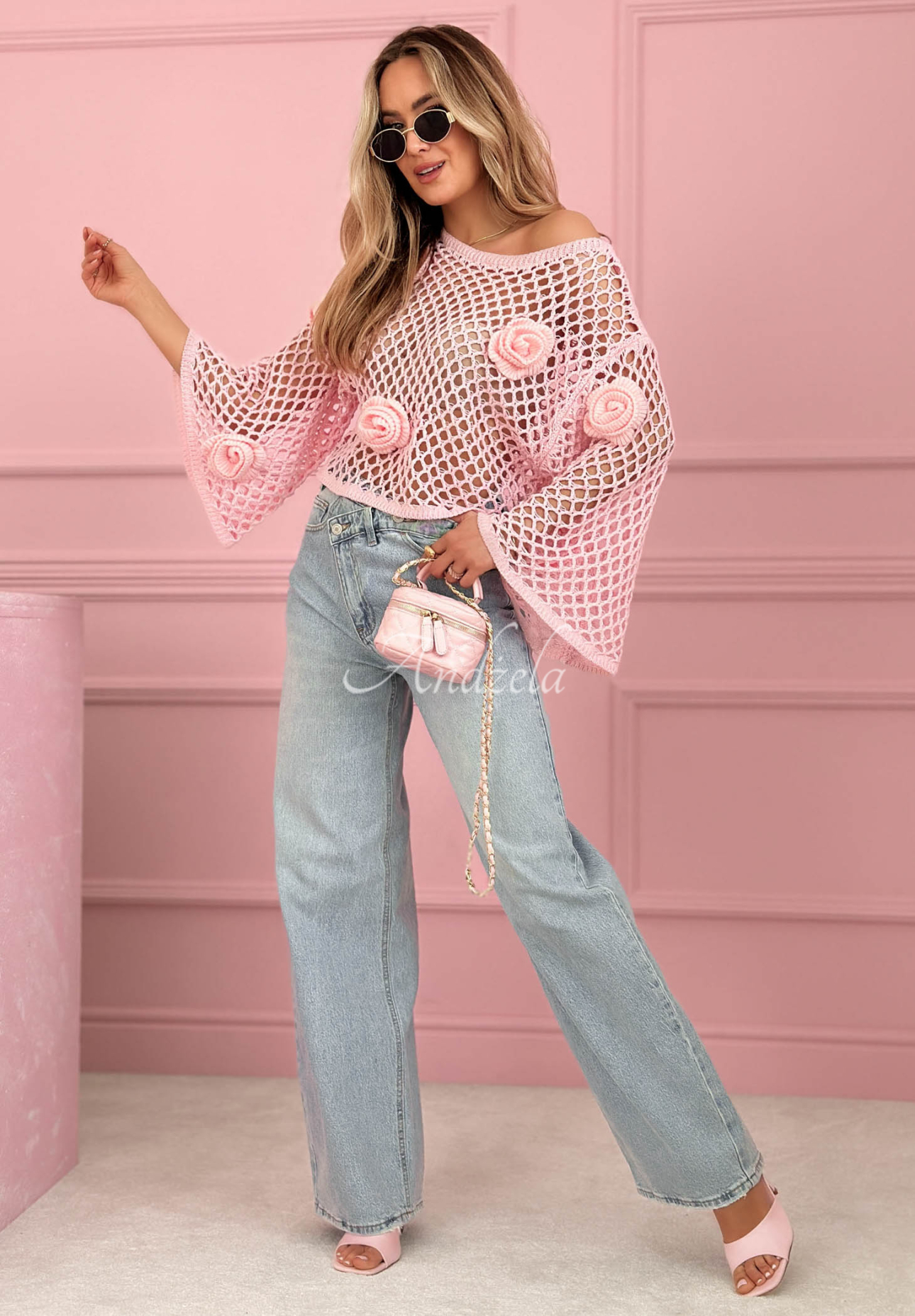 Krótki ażurowy sweter z różami Summer Rose różowy