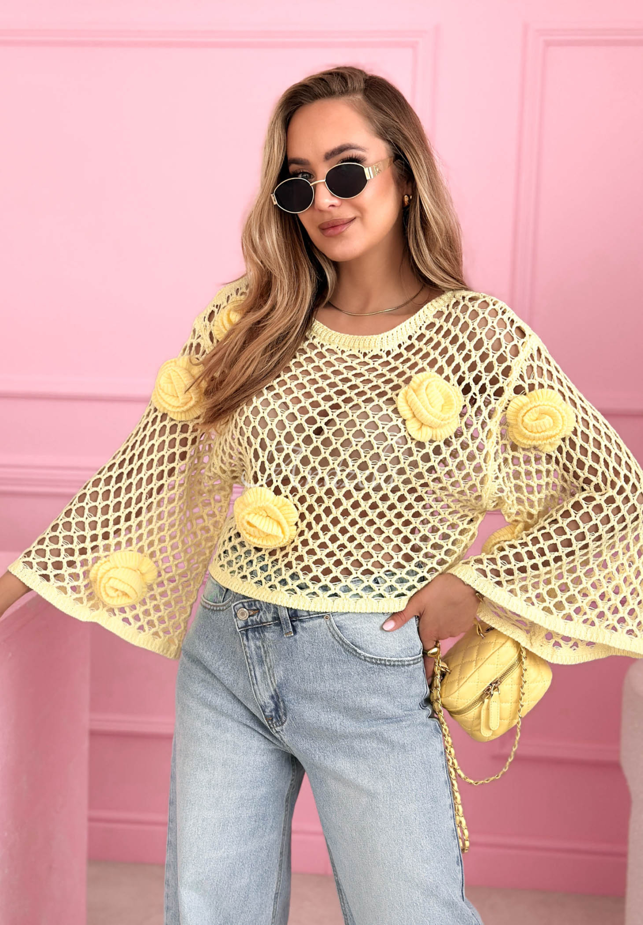 Krótki ażurowy sweter z różami Summer Rose żółty
