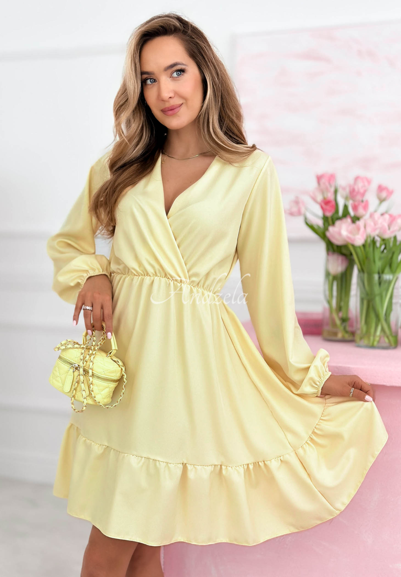 Valentina Lemon: A wrap dress with ruffles and viscose