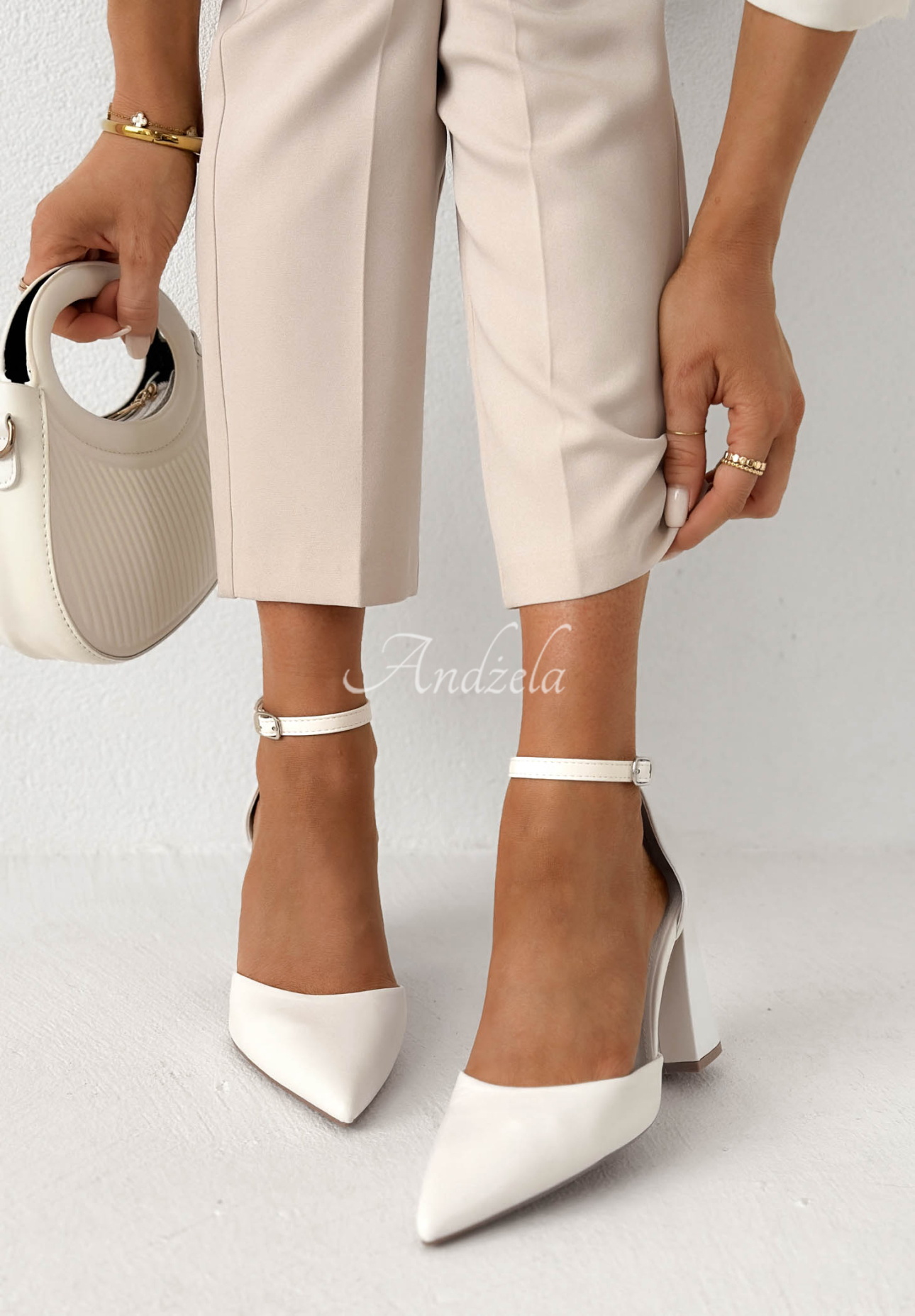 Skórzane sandałki na słupku Nefertiti białe