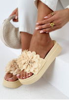 Klapki na platformie z kwiatami Larissa beżowe