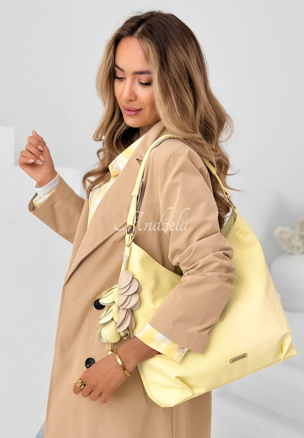 Skórzana torebka z brelokiem Arlette żółta 