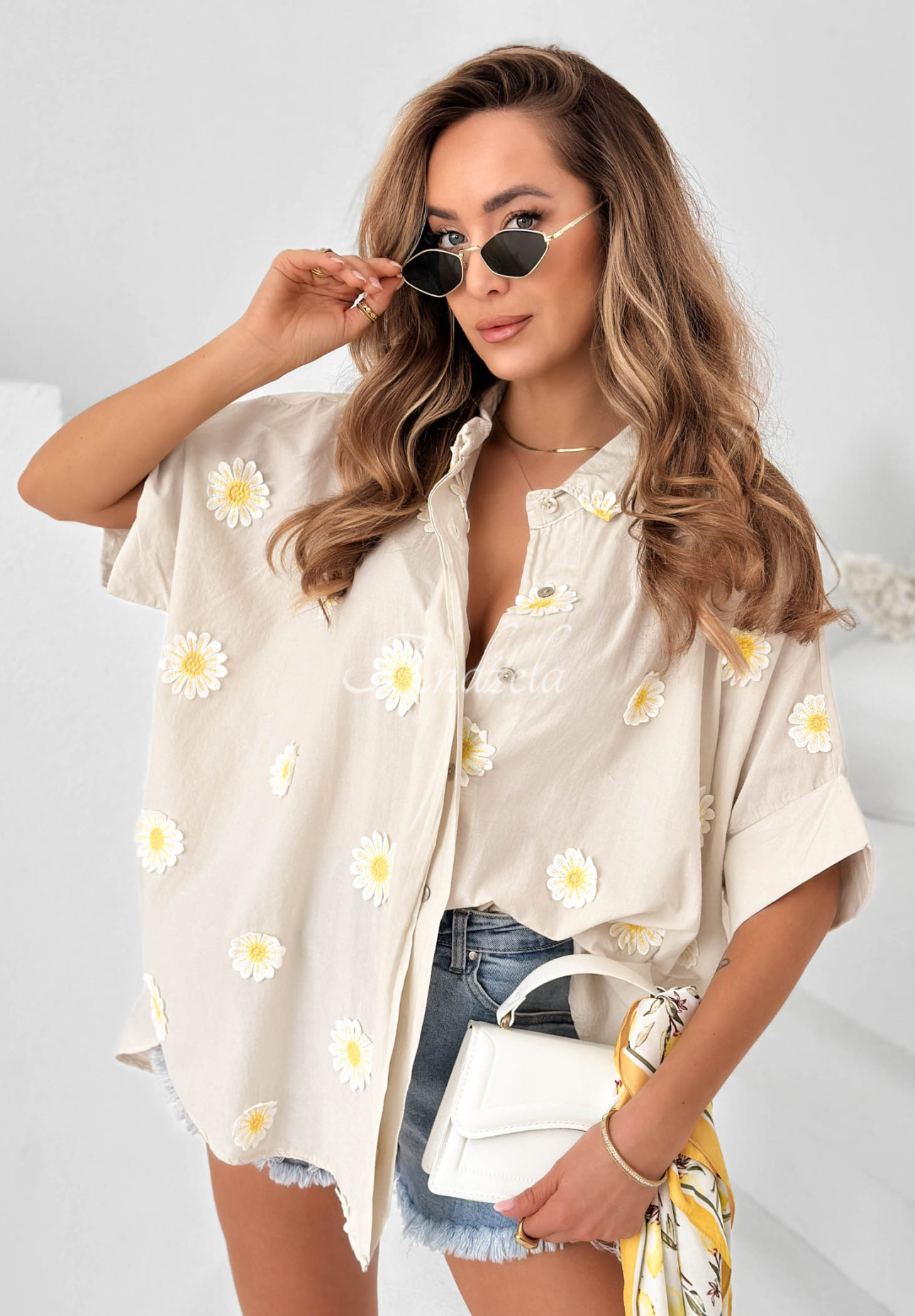 Bawełniana koszula z kwiatowymi naszywkami Cute Daisy beżowa