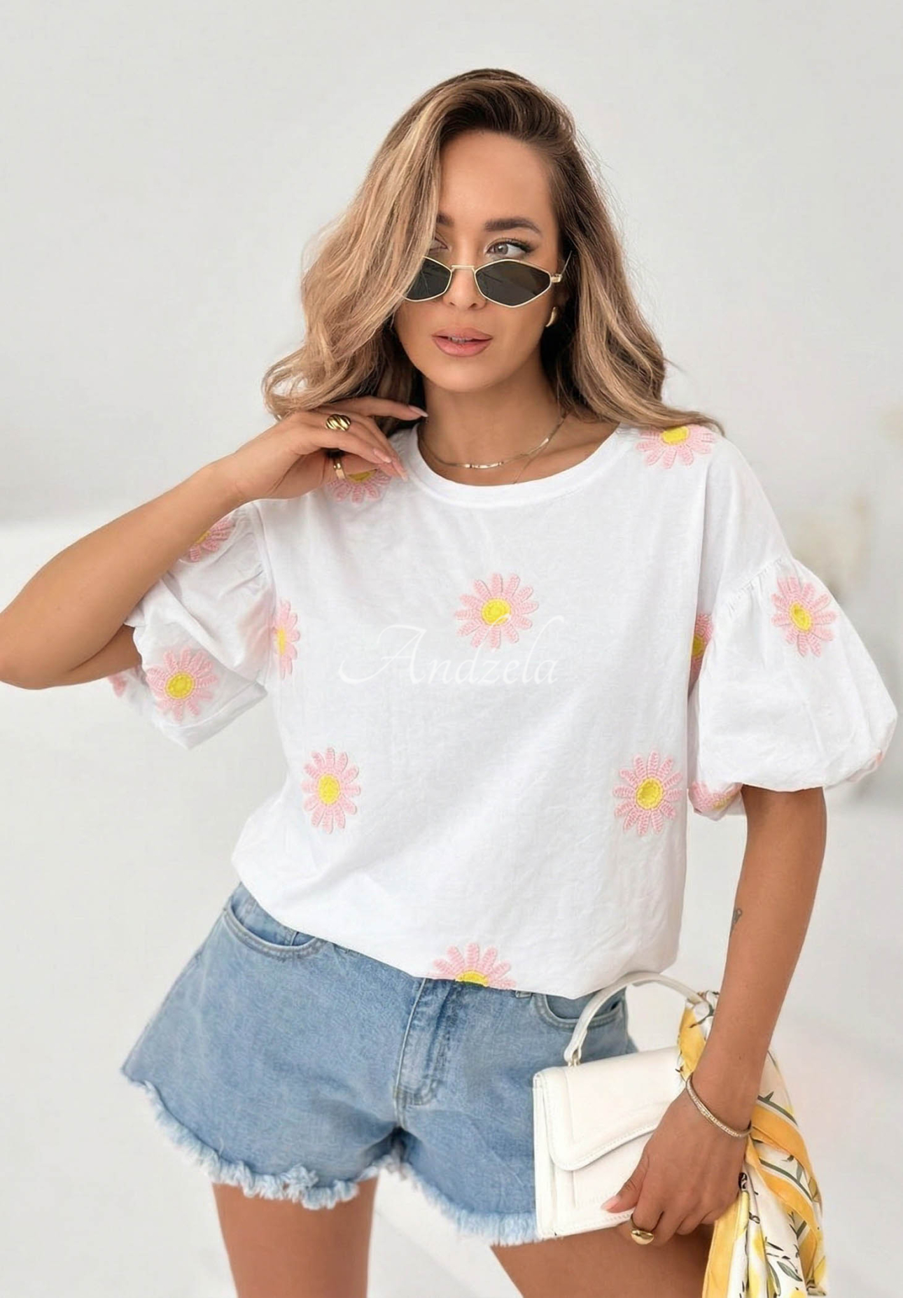 White Sweet Daisy cotton blouse with puff sleeves and embroidered flowers