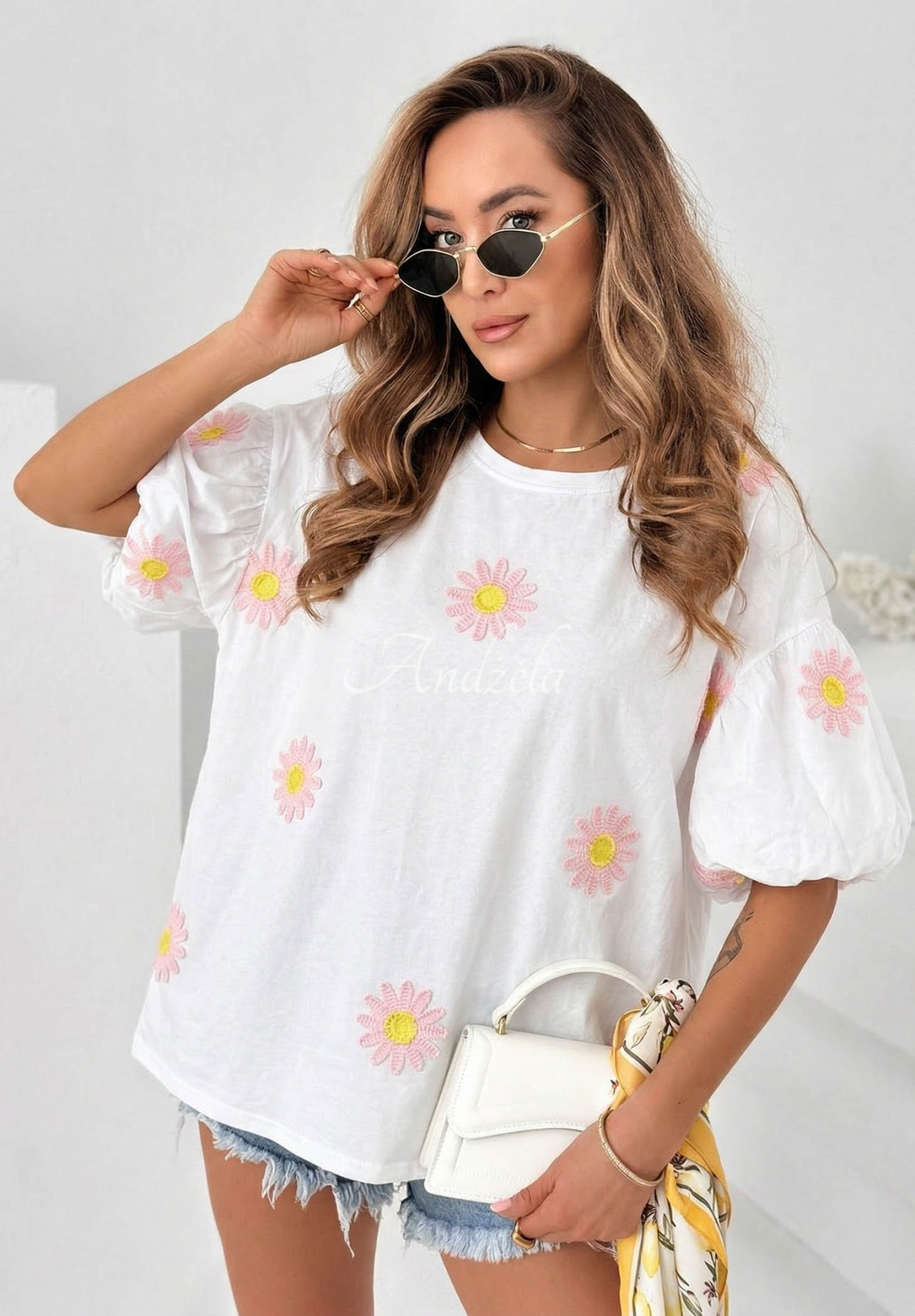 White Sweet Daisy cotton blouse with puff sleeves and embroidered flowers