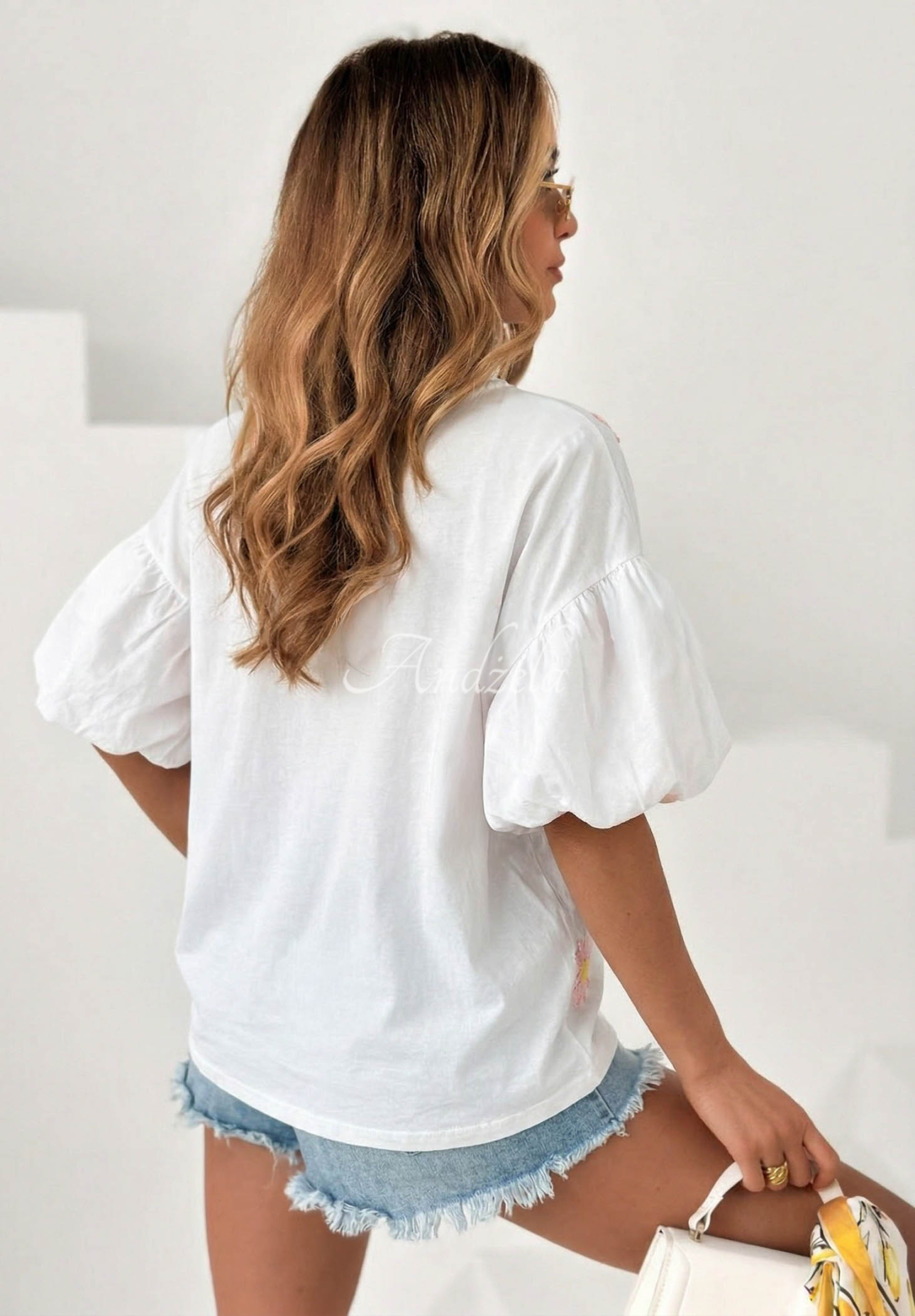 White Sweet Daisy cotton blouse with puff sleeves and embroidered flowers