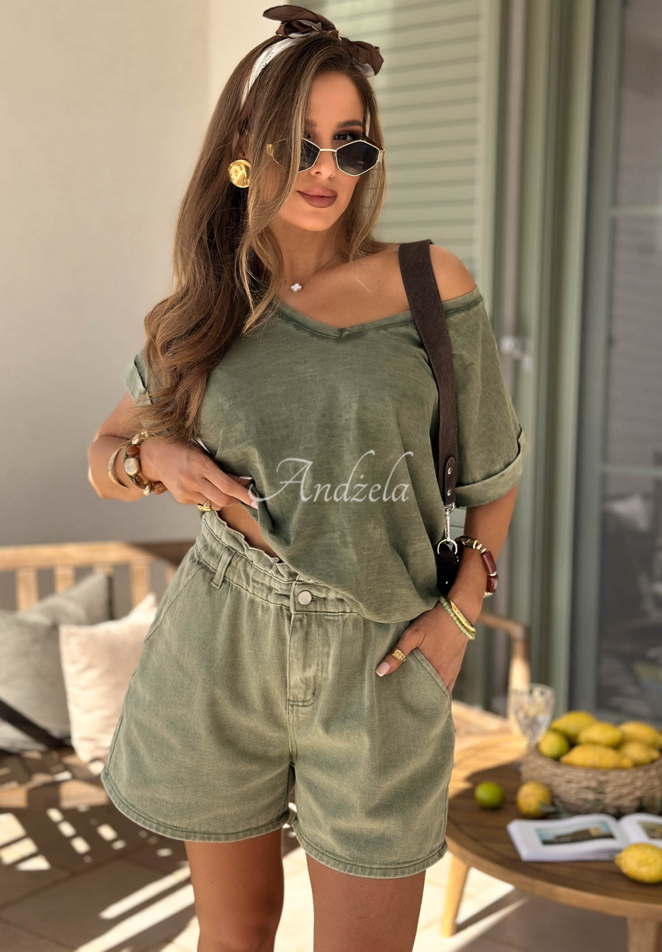 T-shirt z dekoltem Your Own Life khaki