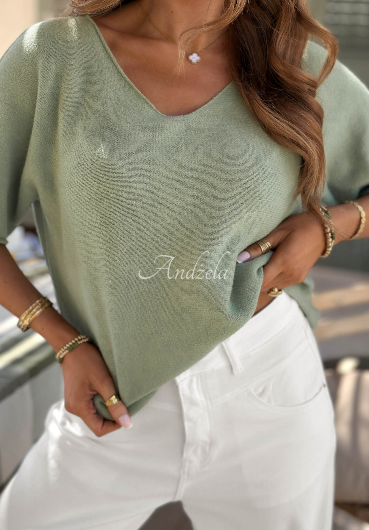 Wiskozowy sweter z dekoltem Summer Daydream khaki