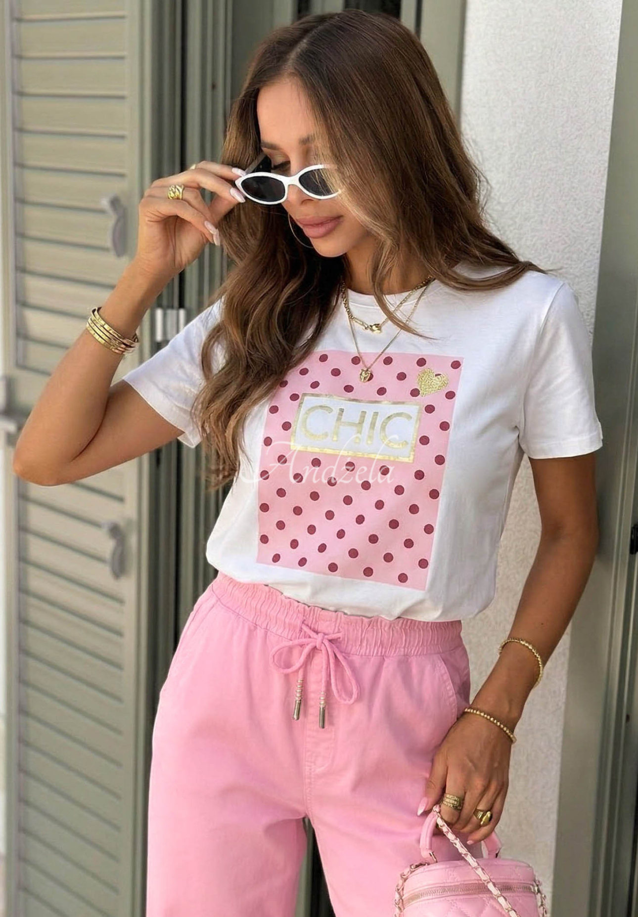 T-shirt z nadrukiem Dotty Chic biało-różowy