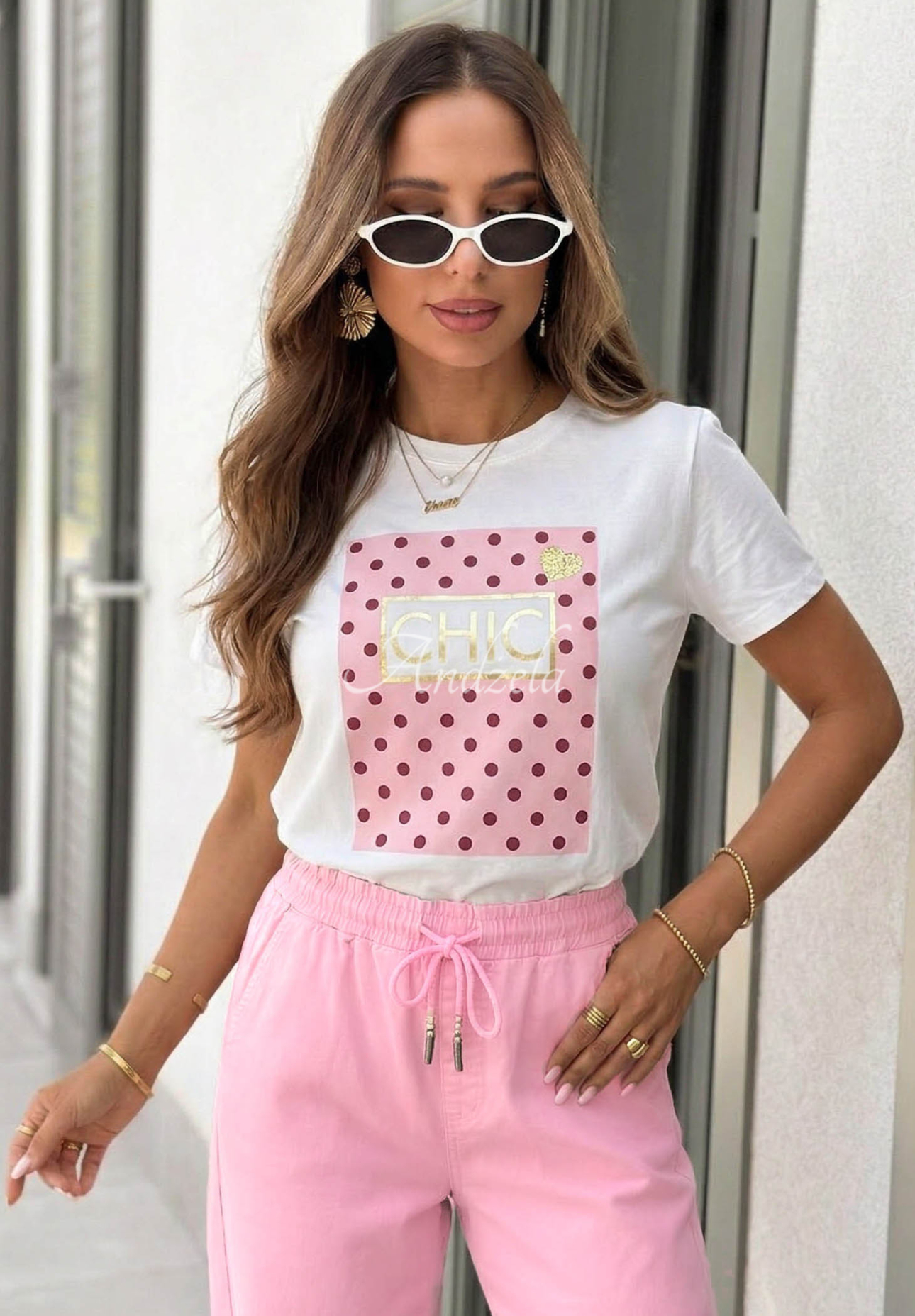 T-shirt z nadrukiem Dotty Chic biało-różowy