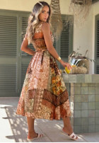 Wzorzysta sukienka midi na ramiączkach z paskiem Dolce Sunset czekoladowa