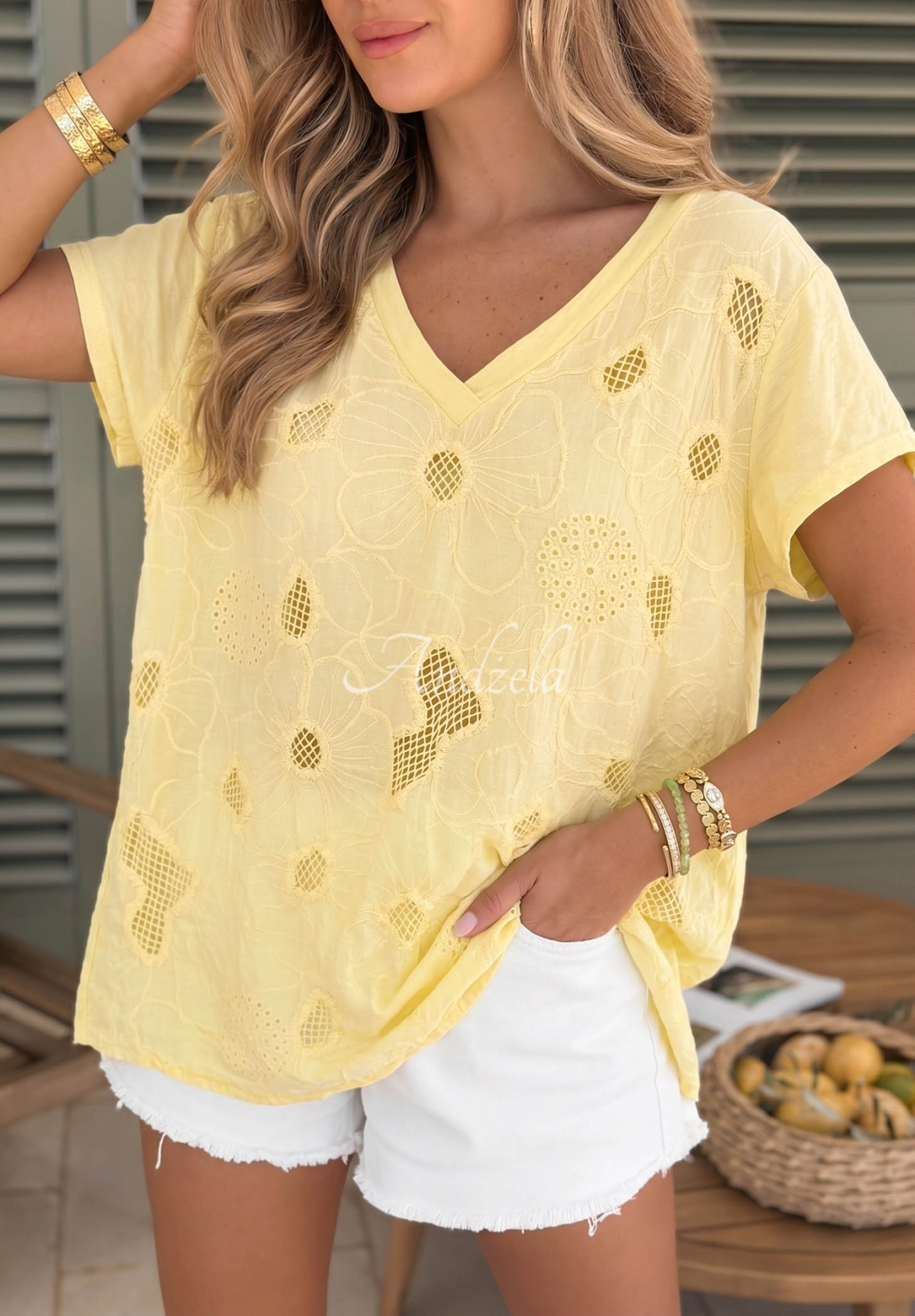 Ażurowy bawełniany T-shirt z dekoltem Sol Riviera żółty