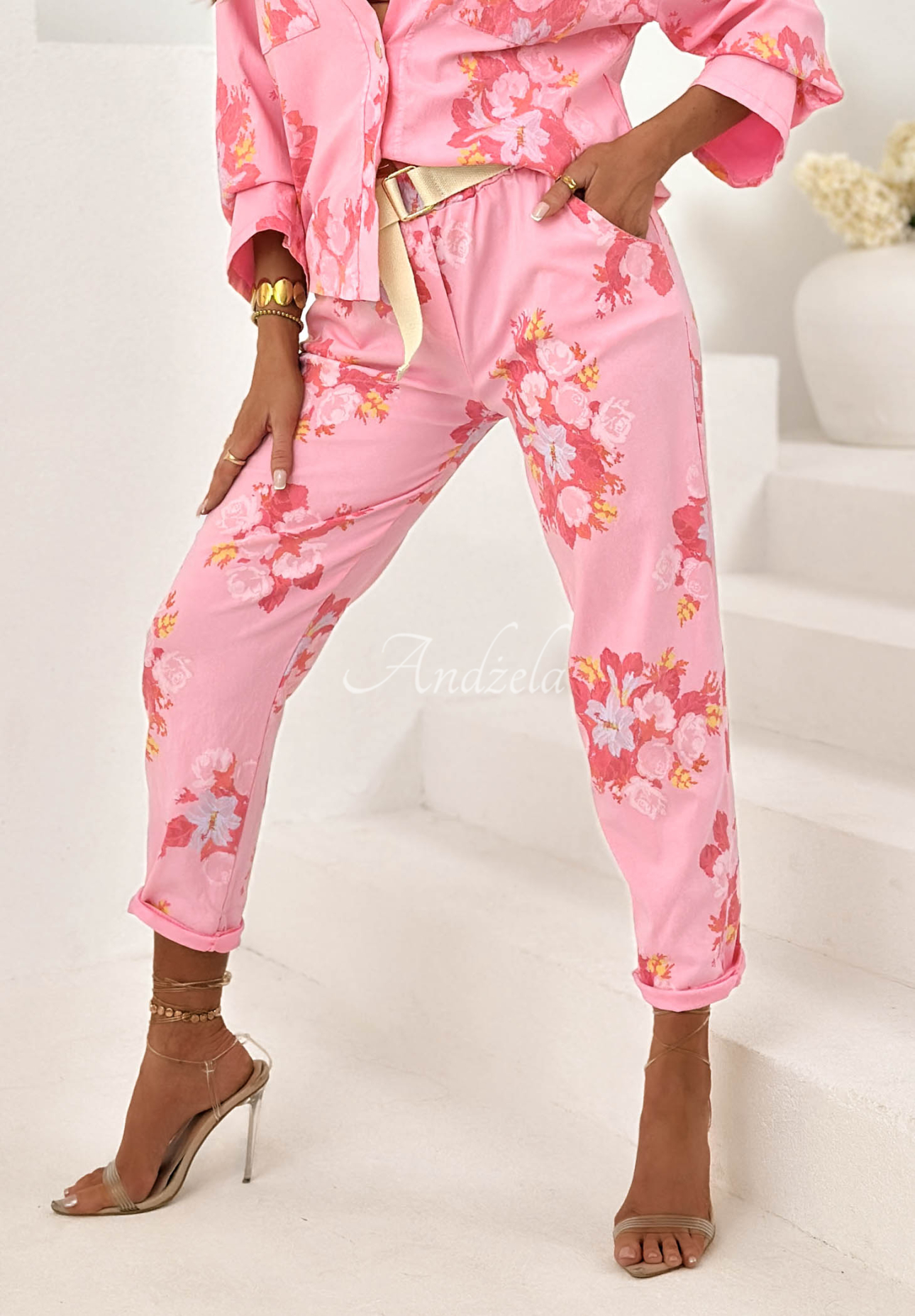 Kwieciste spodnie mom fit z paskiem Sunny Blossom różowe