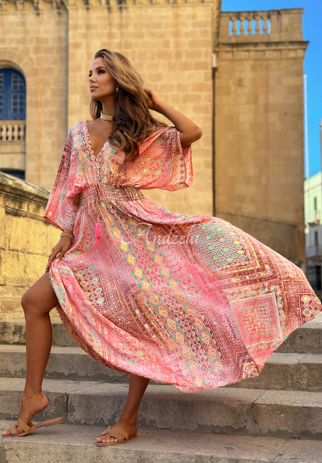 Wzorzysta sukienka maxi z szerokimi rękawami Sun Rituals różowa