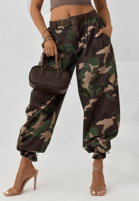 Materiałowe spodnie balloon z lyocellu moro Camo Charm khaki
