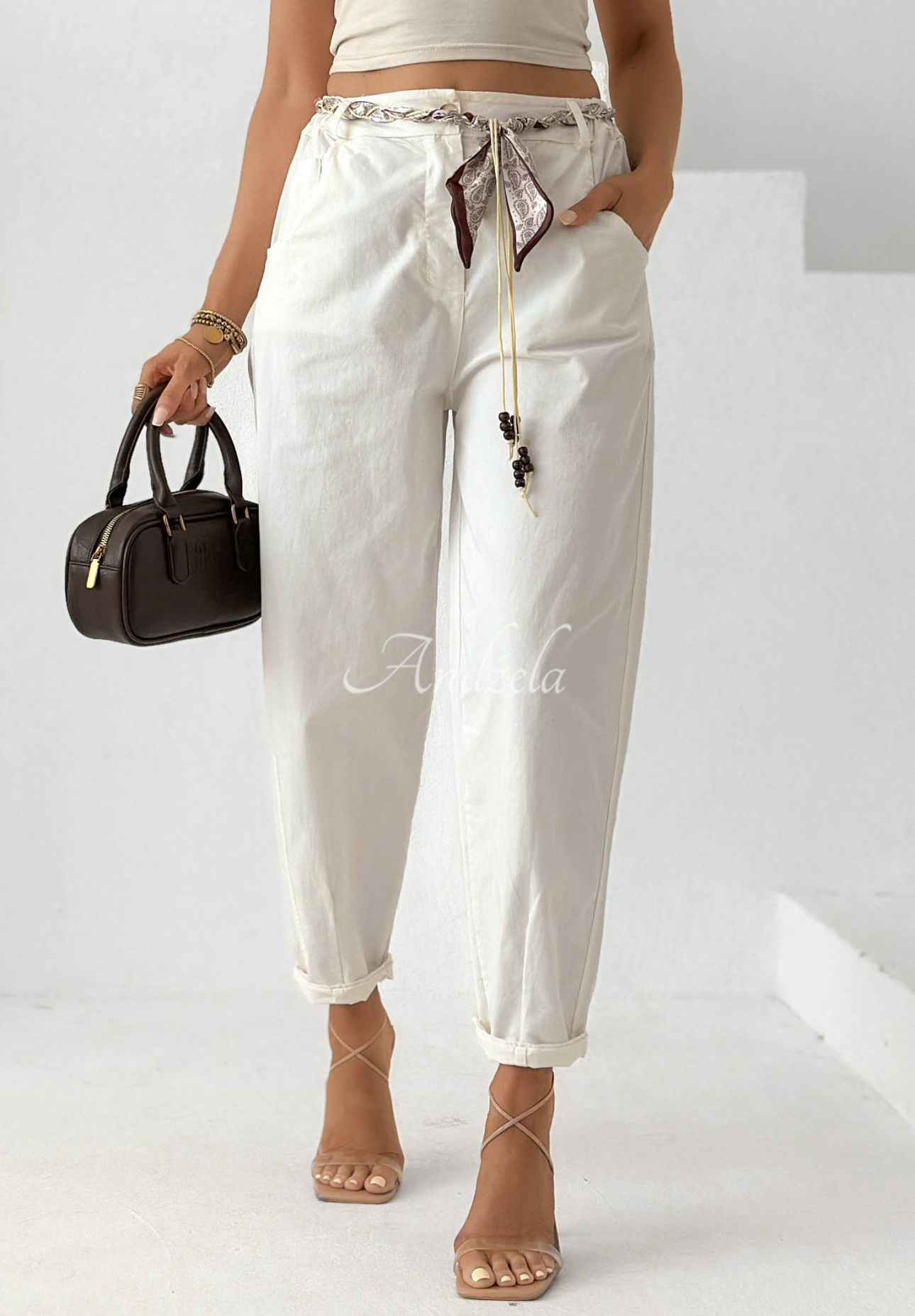 Bawełniane spodnie mom fit z paskiem Simple Days ecru