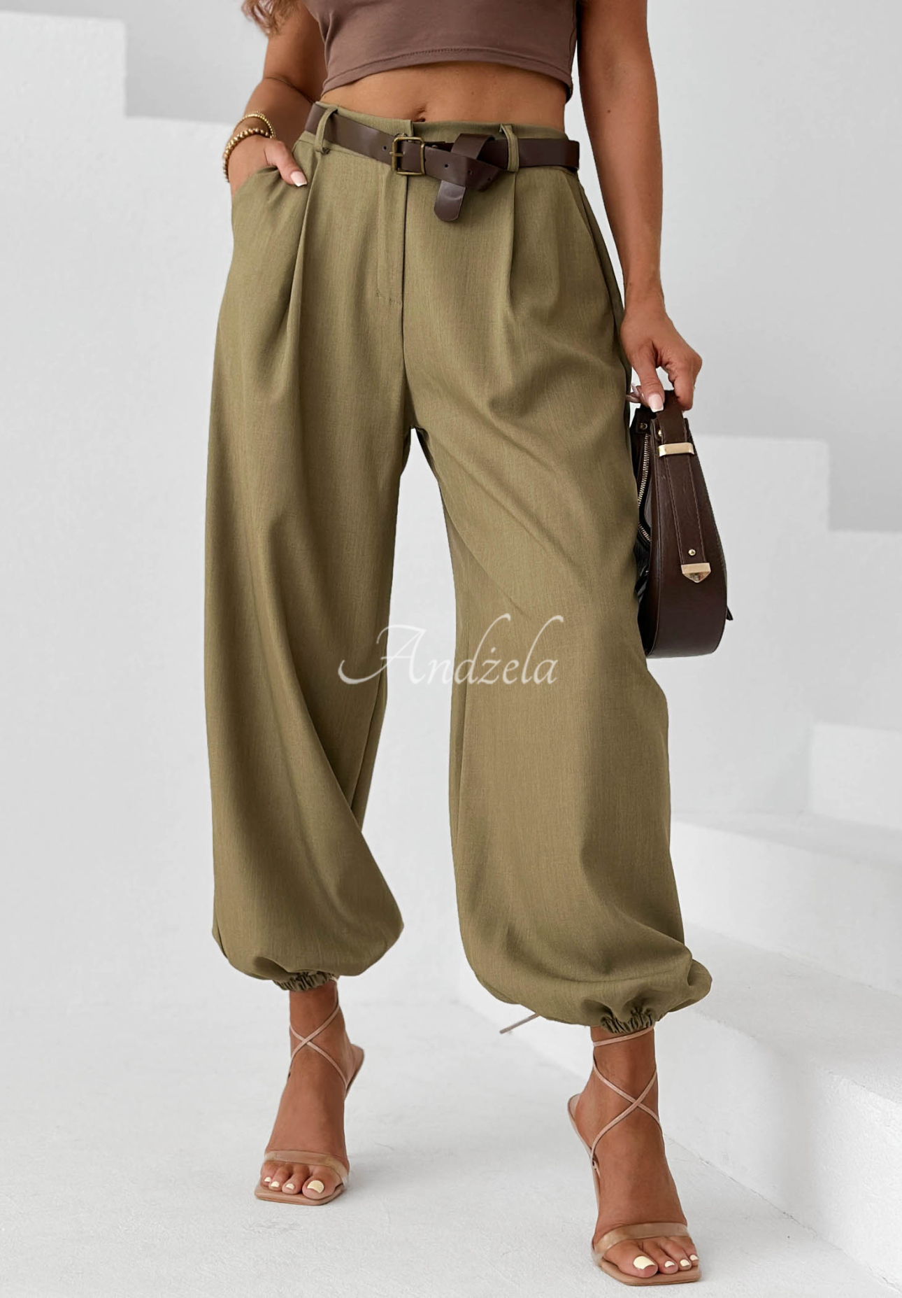 Eleganckie spodnie joggery z paskiem Desert City khaki