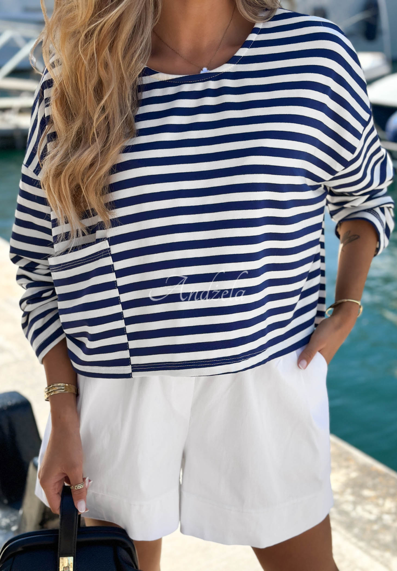 Krótka bluza w paski z wiskozy Sail Winds biało-granatowa