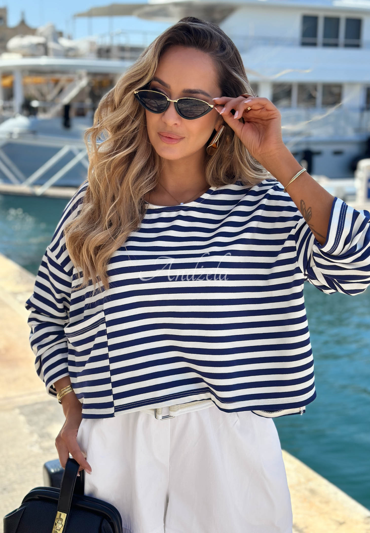 Krótka bluza w paski z wiskozy Sail Winds biało-granatowa
