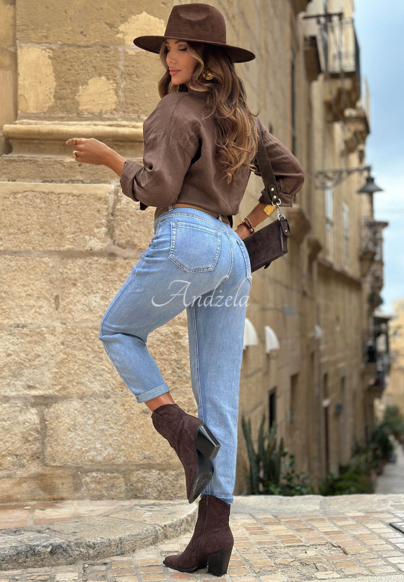 Spodnie jeansowe mom fit z paskiem Denim Touch niebieskie