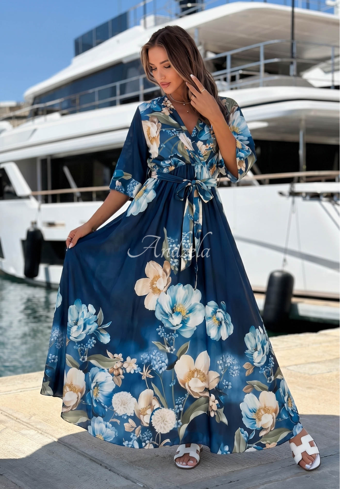 Satynowa sukienka maxi w kwiaty Lagoon Flora granatowa