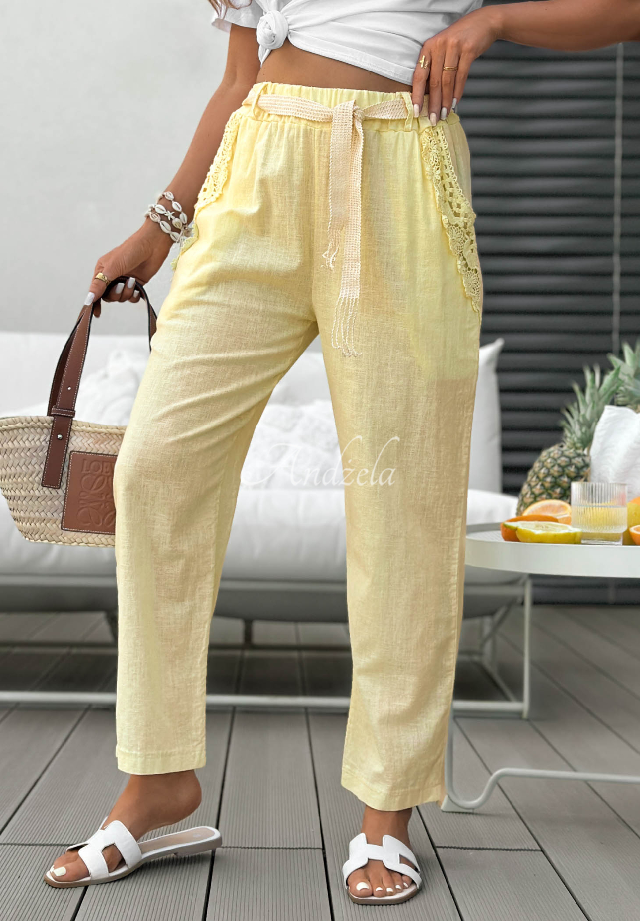 Lniane spodnie mom fit z paskiem i koronką Flora Villa żółte