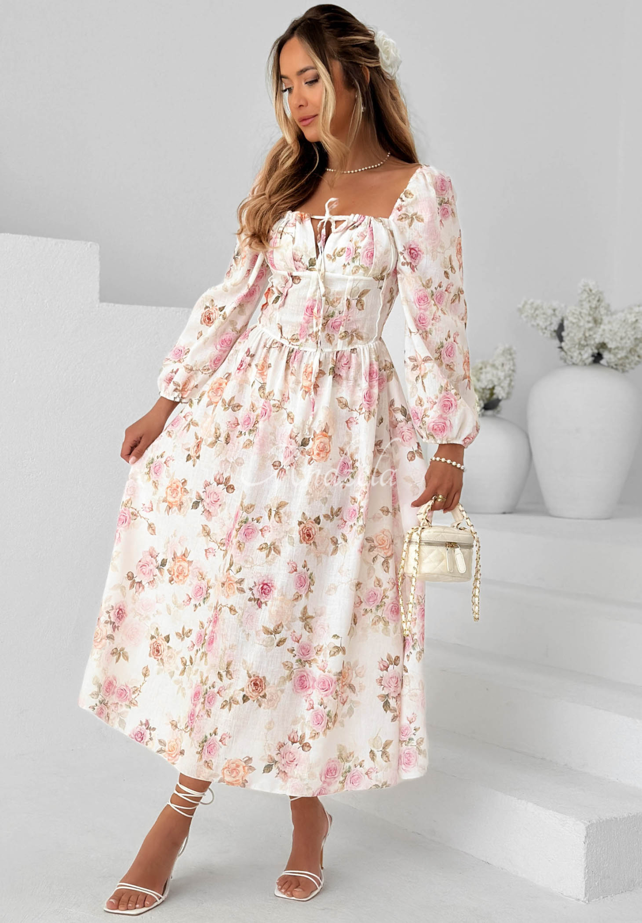Kwiecista sukienka maxi z długimi rękawami Sunkissed Blooms biała