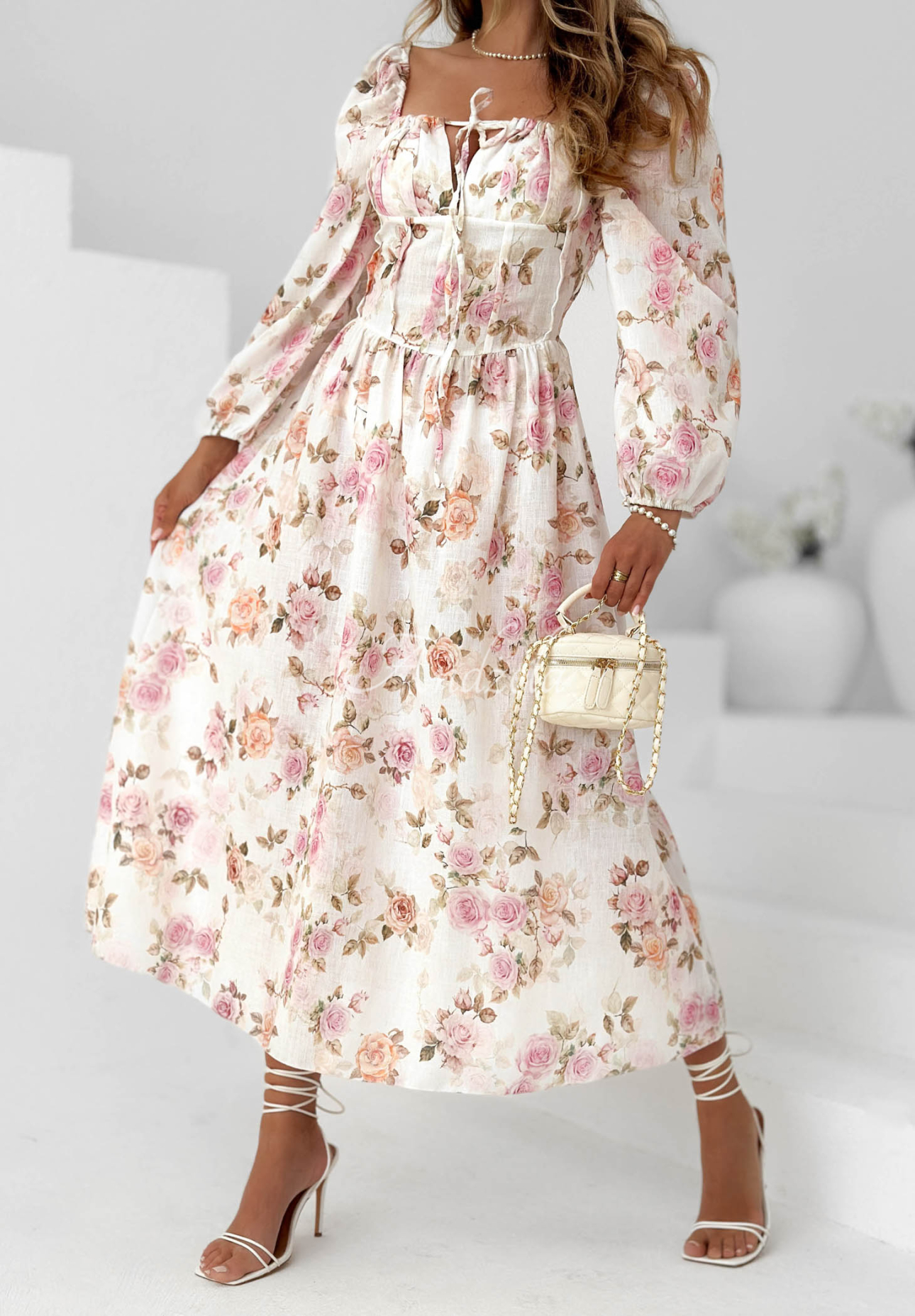 Kwiecista sukienka maxi z długimi rękawami Sunkissed Blooms biała