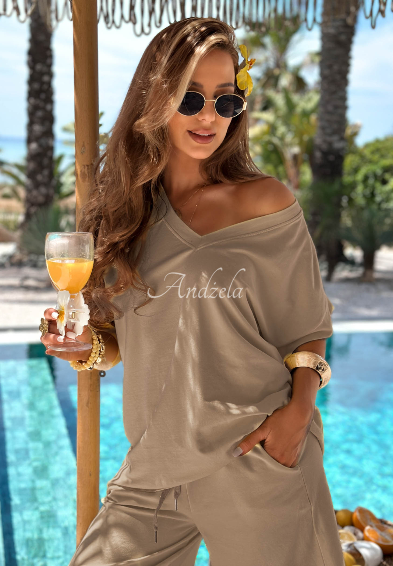 Manella mocha cotton set: T-shirt with a neckline and short sweatpants