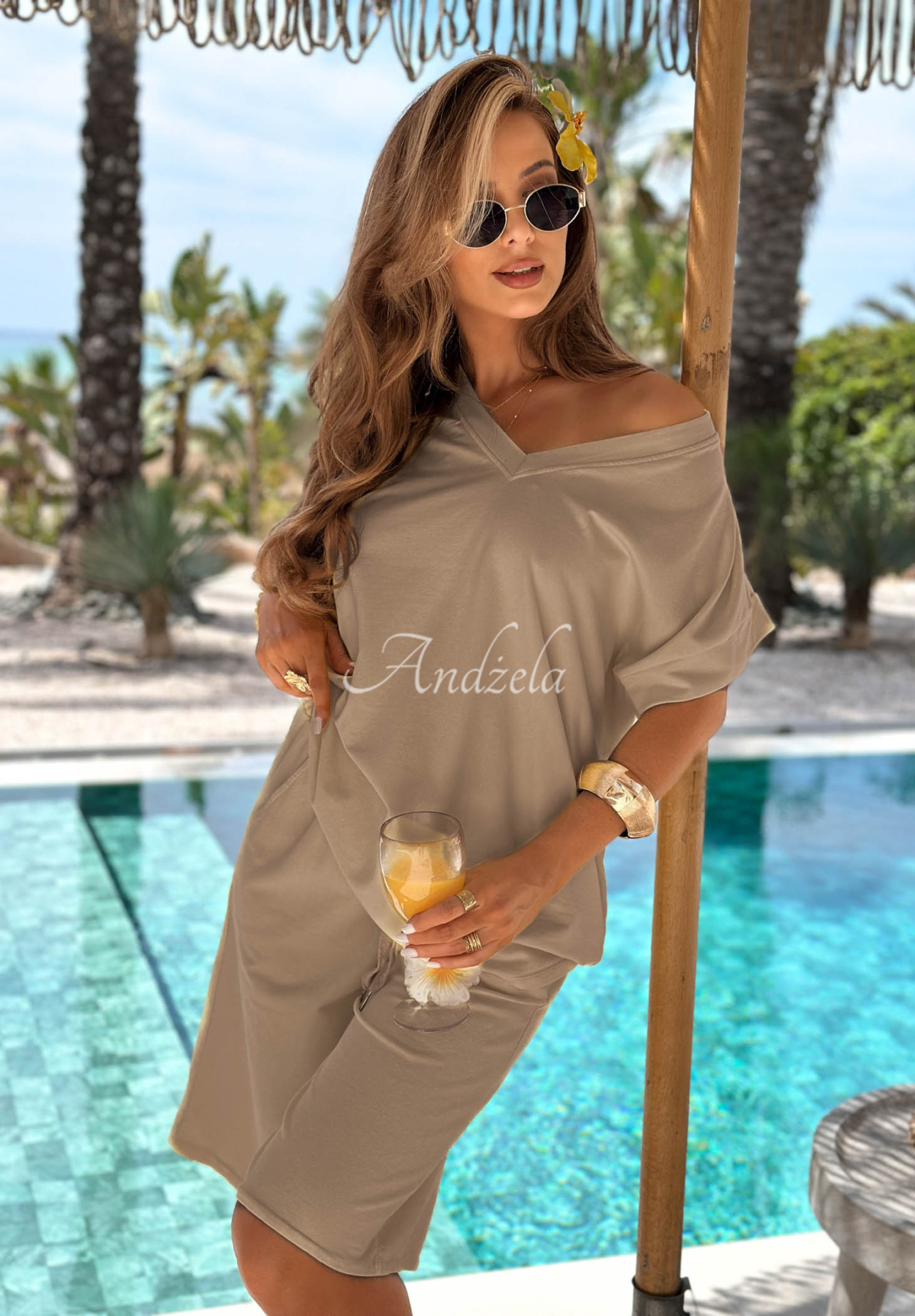 Manella mocha cotton set: T-shirt with a neckline and short sweatpants