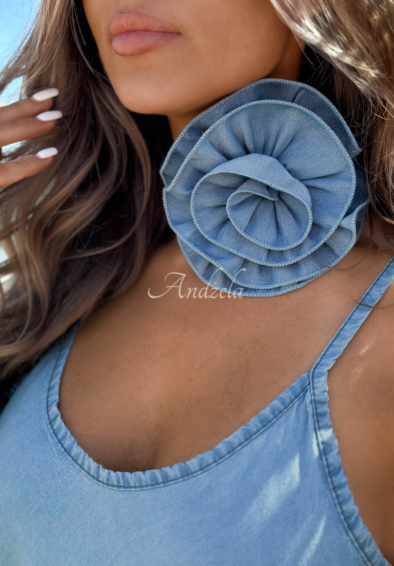 Lyocell dress with spaghetti straps and a Rosa Blu light blue rose choker