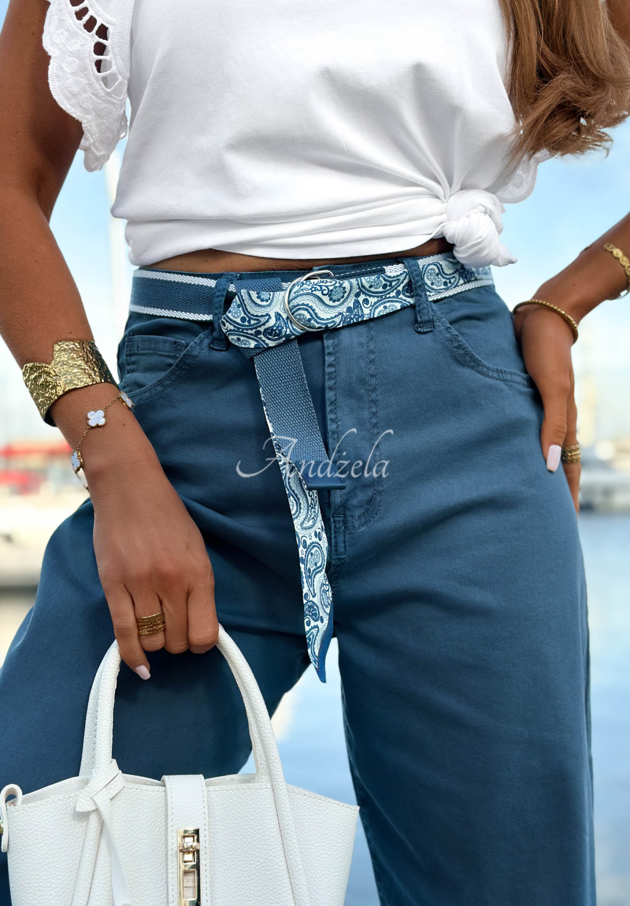 Spodnie jeansowe mom fit z paskiem Sun Fade niebieskie