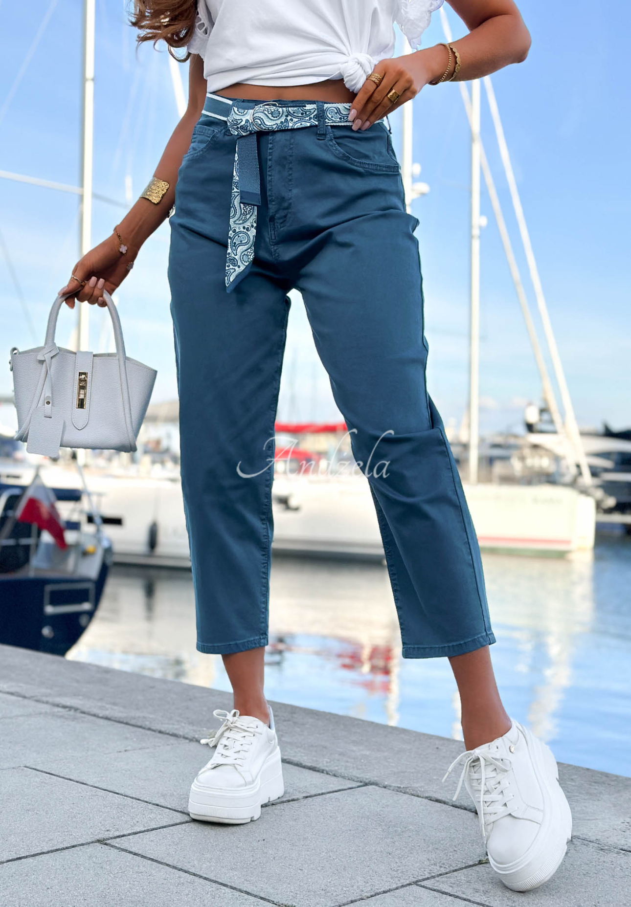 Spodnie jeansowe mom fit z paskiem Sun Fade niebieskie