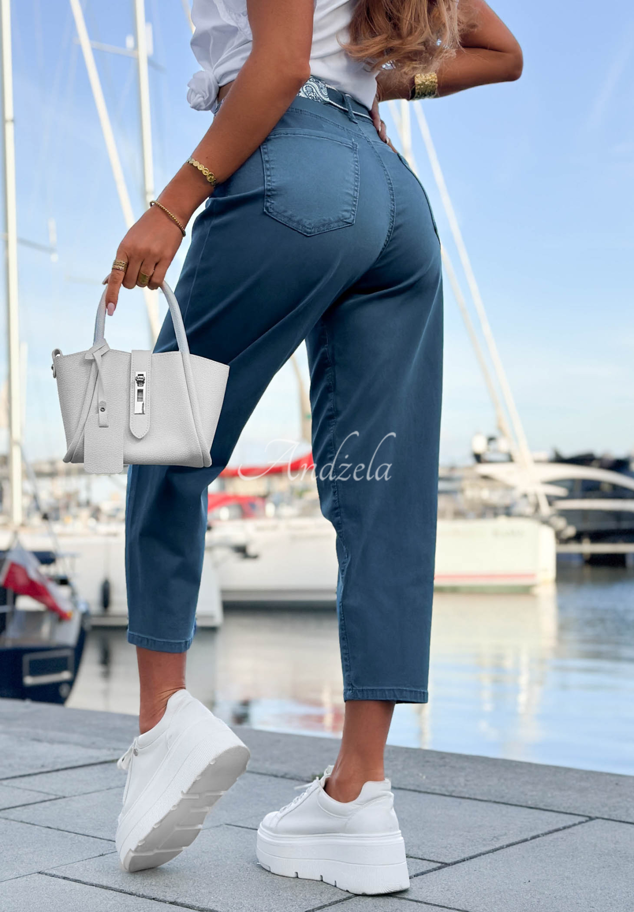 Spodnie jeansowe mom fit z paskiem Sun Fade niebieskie
