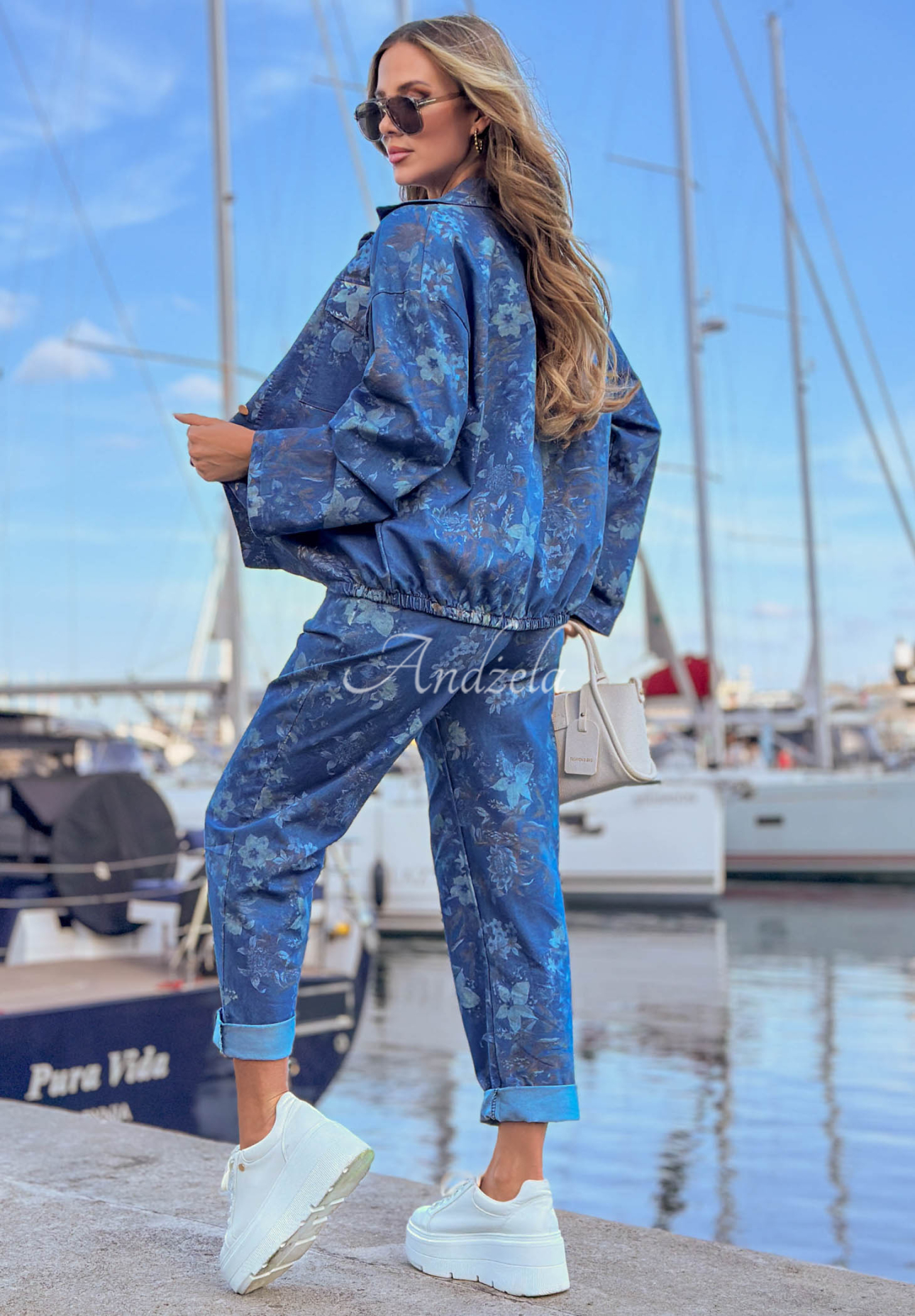 Spodnie mom fit w kwiaty Positano Bloom ciemnoniebieskie