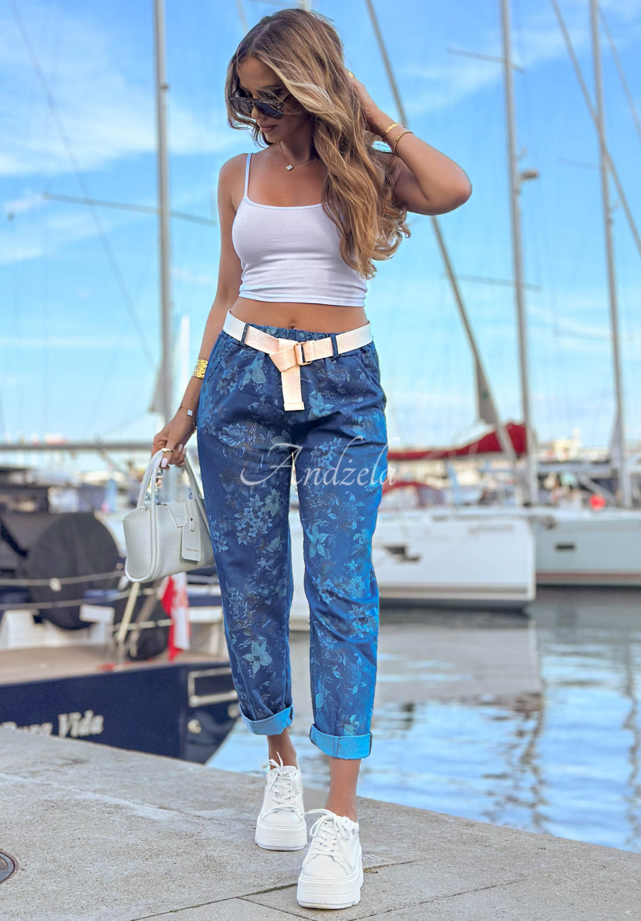 Spodnie mom fit w kwiaty Positano Bloom ciemnoniebieskie