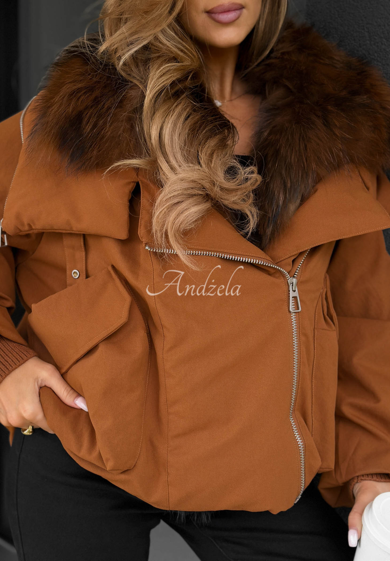 Puchowa kurtka z futerkiem Nordic Mist camelowa