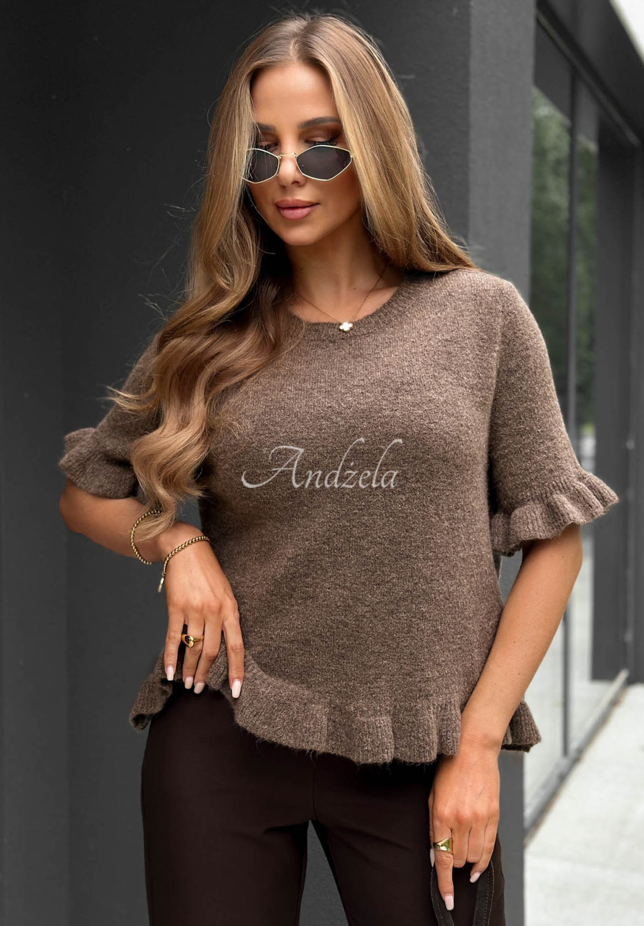 Sweter z falbankami z wełną i wiskozą Soft Haven czekoladowy