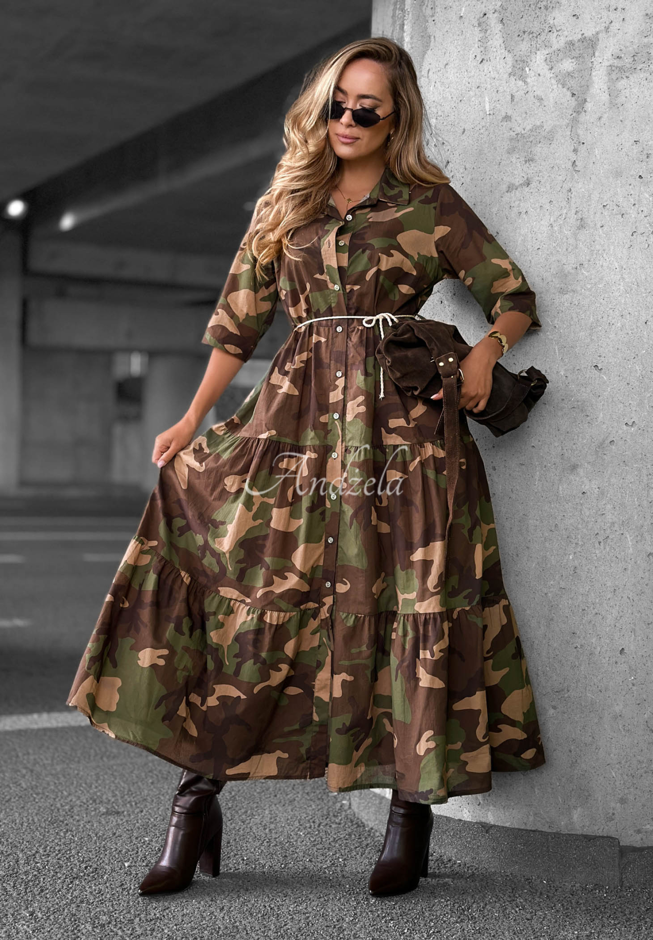 Koszulowa sukienka maxi z falbankami z bawełny moro Verde Vibe khaki