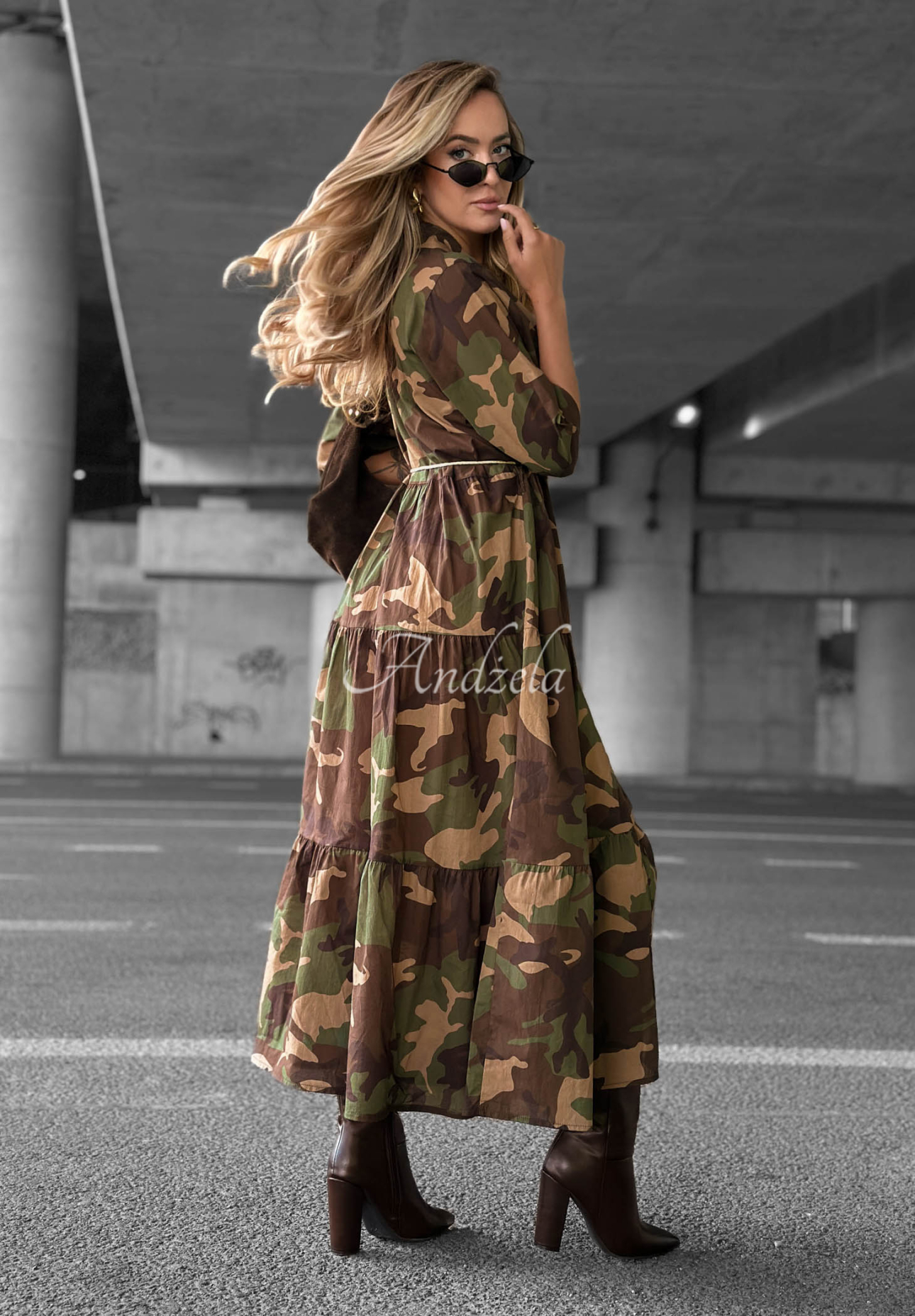 Koszulowa sukienka maxi z falbankami z bawełny moro Verde Vibe khaki