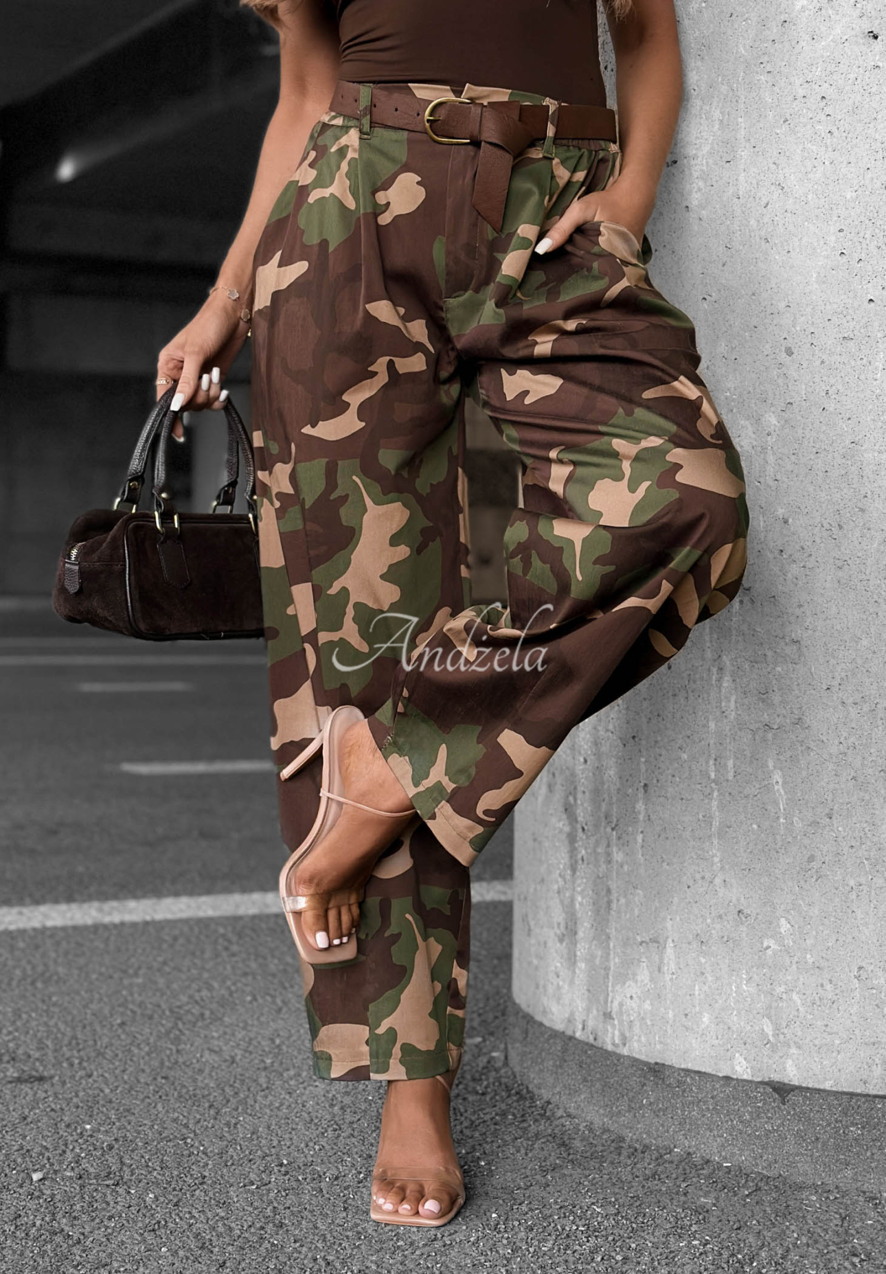 Materiałowe spodnie balloon z lyocellu moro Camo Charm khaki