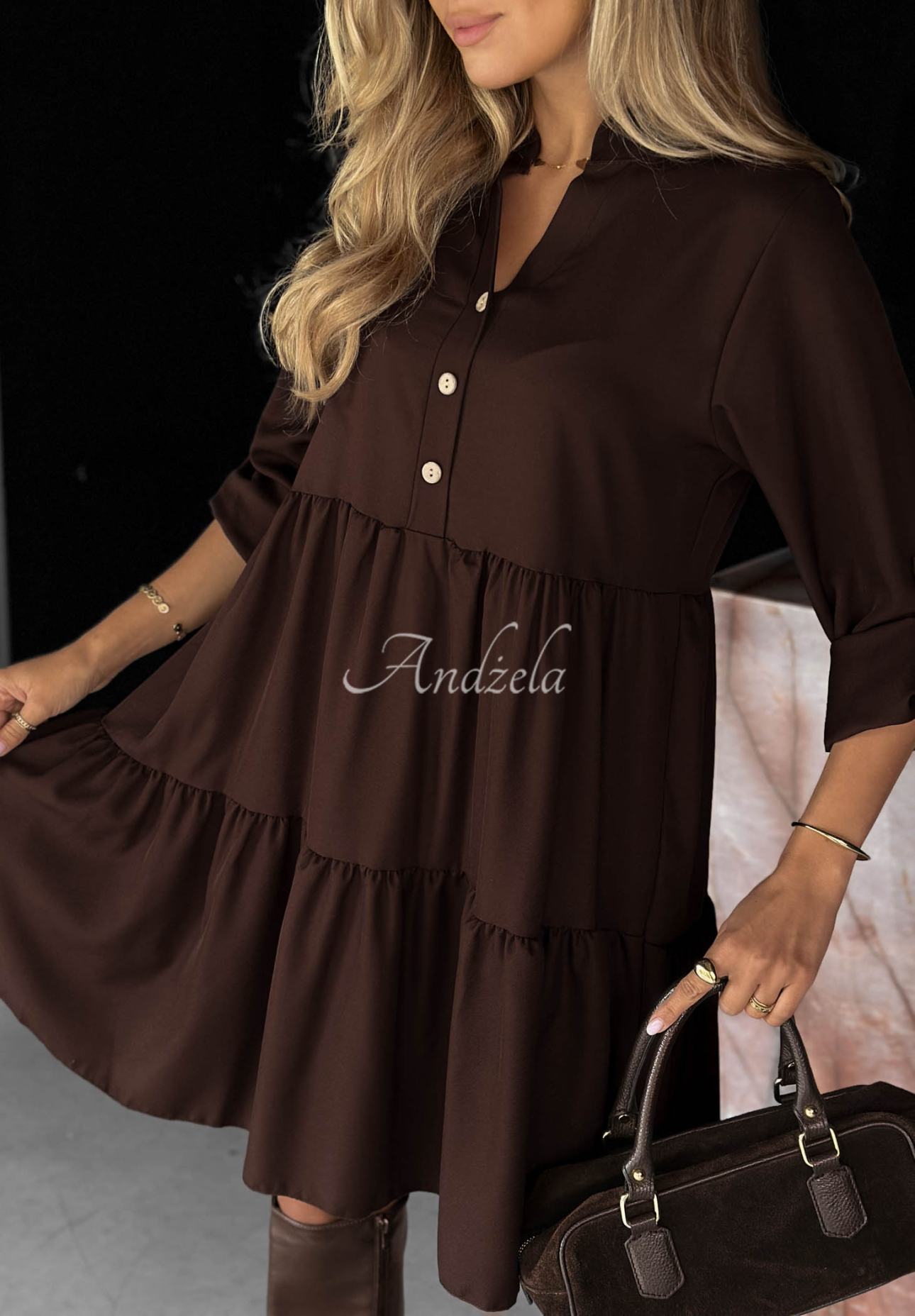 Sukienka oversize z falbankami z wiskozą Modern Charm czekoladowa
