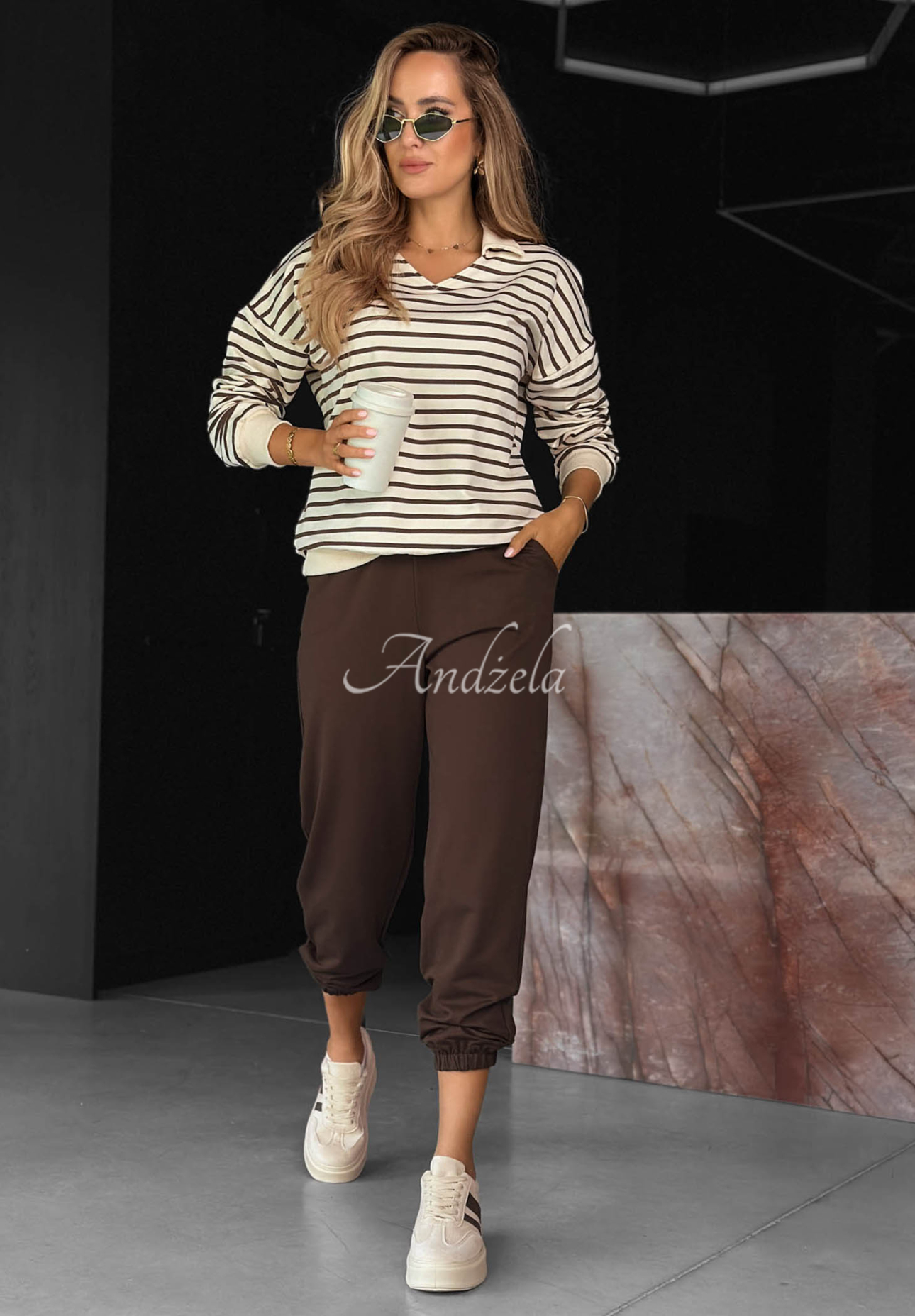 Bawełniany komplet dresowy bluza i spodnie w paski Hello Weekend waniliowo-czekoladowy