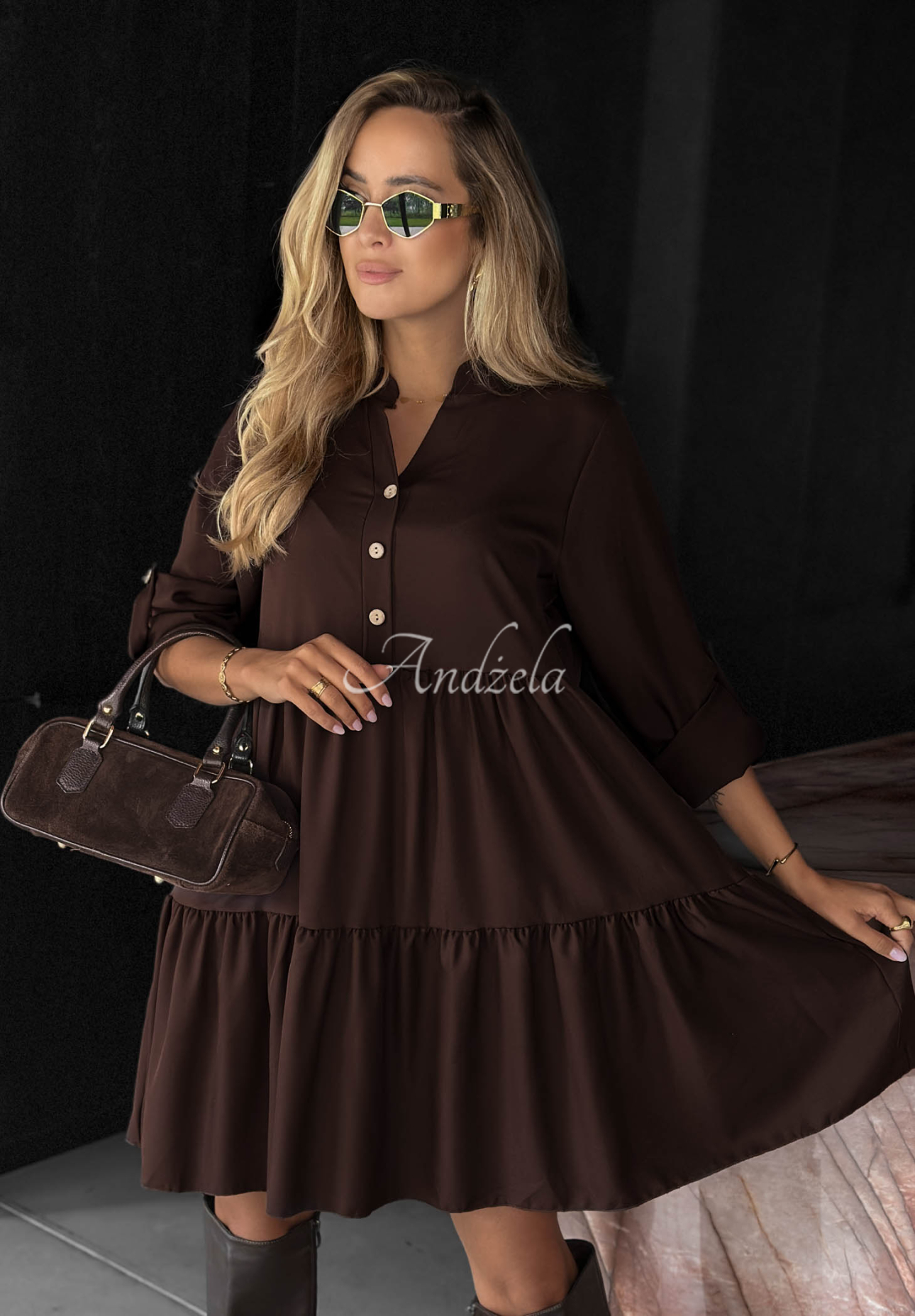 Sukienka oversize z falbankami z wiskozą Modern Charm czekoladowa