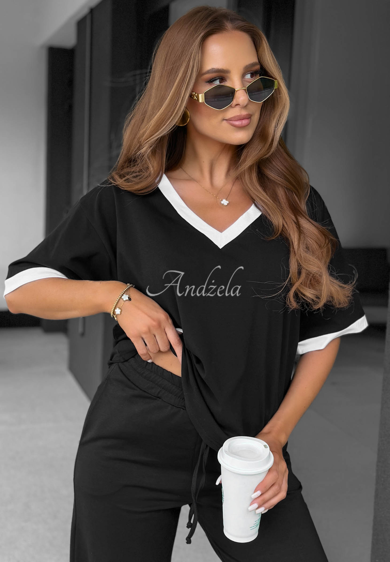 Bawełniany T-shirt z dekoltem w serek Perfect Basic czarny